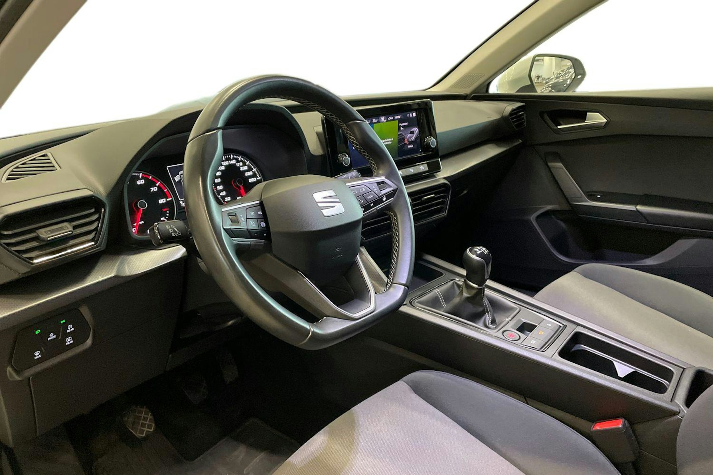 valkoinen SEAT Leon Sportstourer 2021 kuva 7.