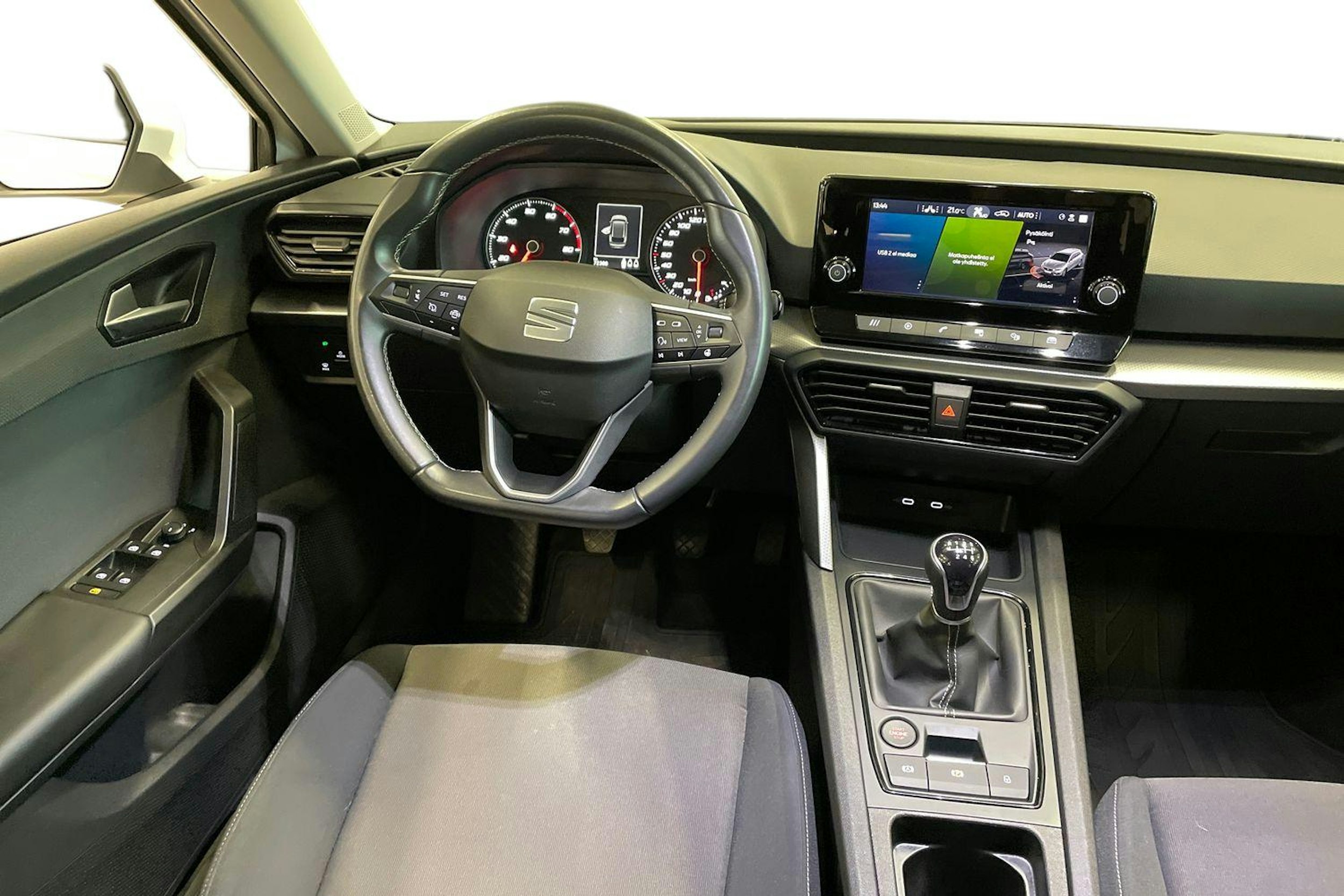 valkoinen SEAT Leon Sportstourer 2021 kuva 9.