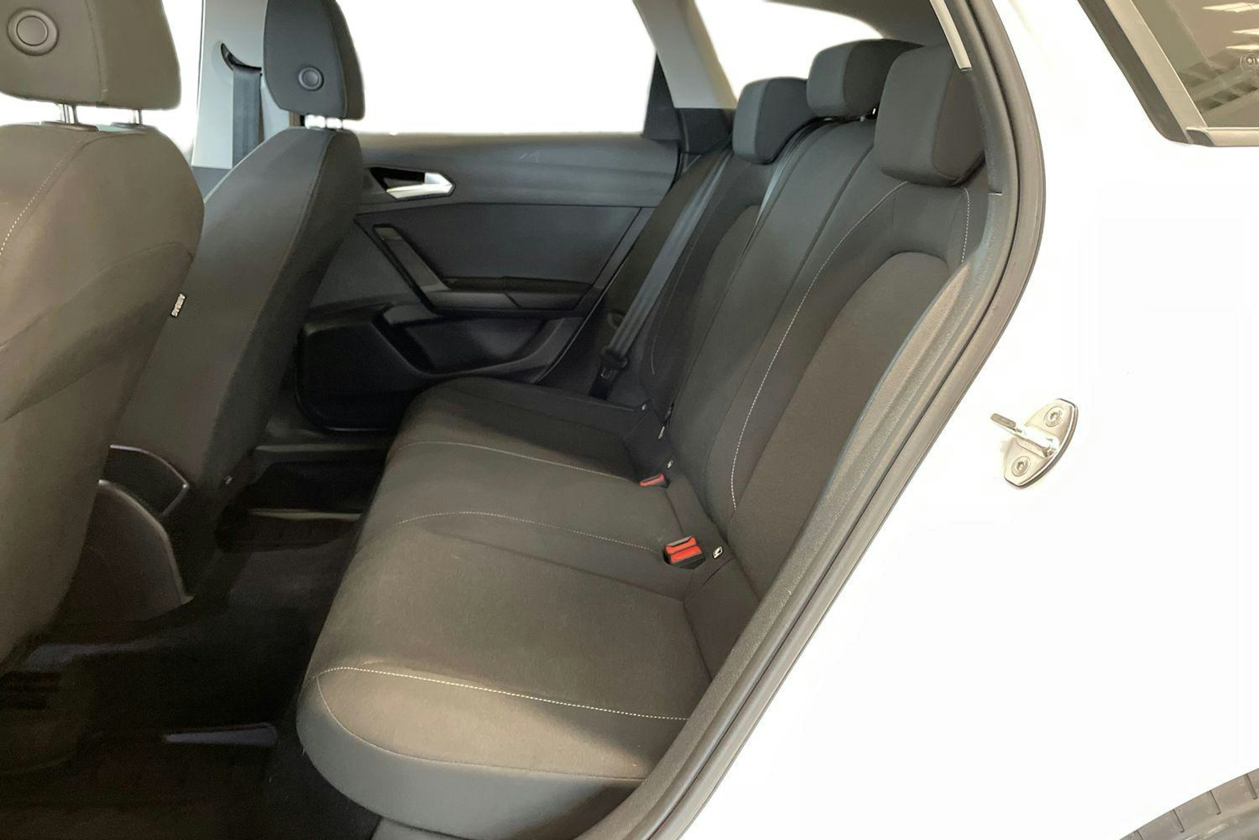 valkoinen SEAT Leon Sportstourer 2021 kuva 10.