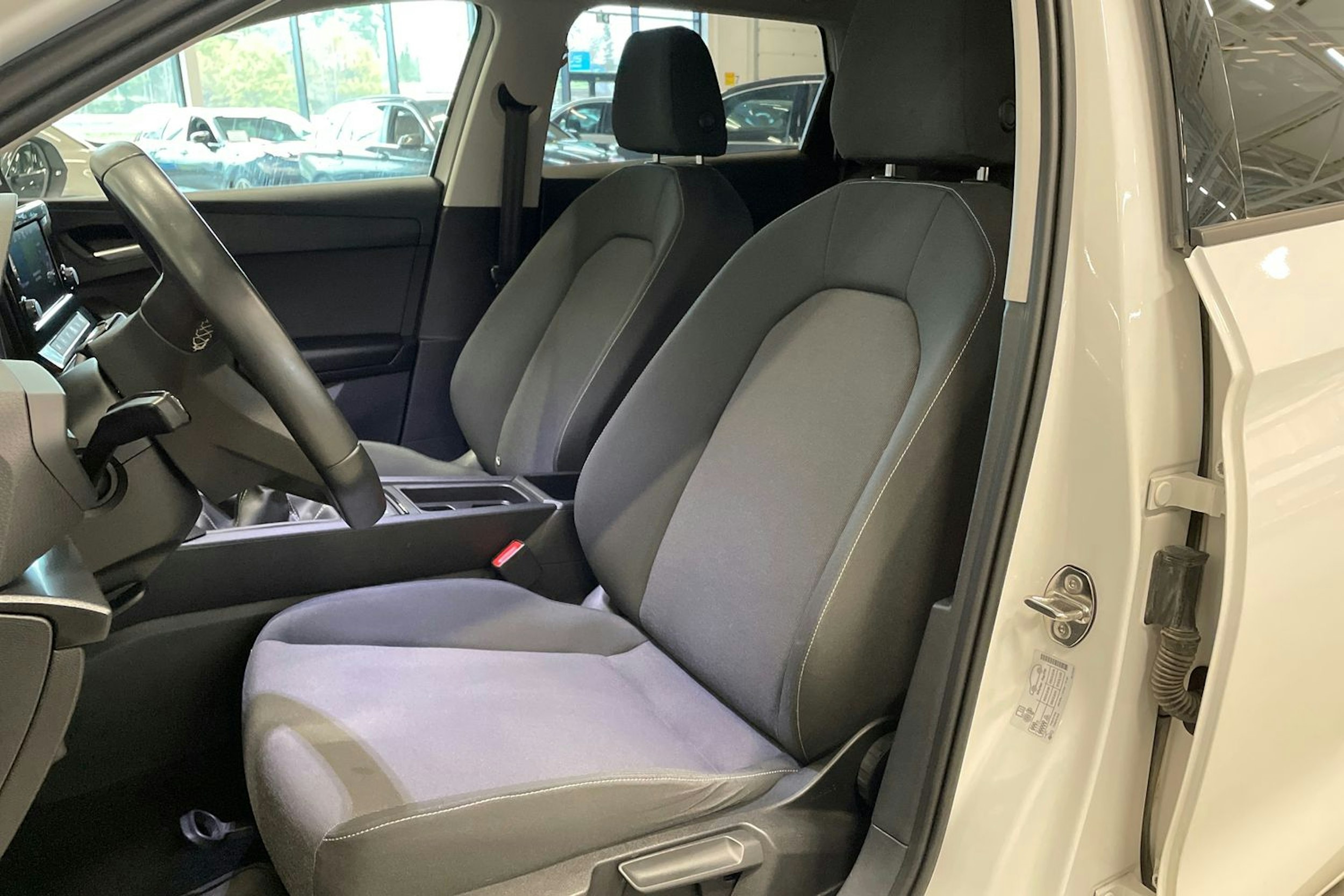 valkoinen SEAT Leon Sportstourer 2021 kuva 14.