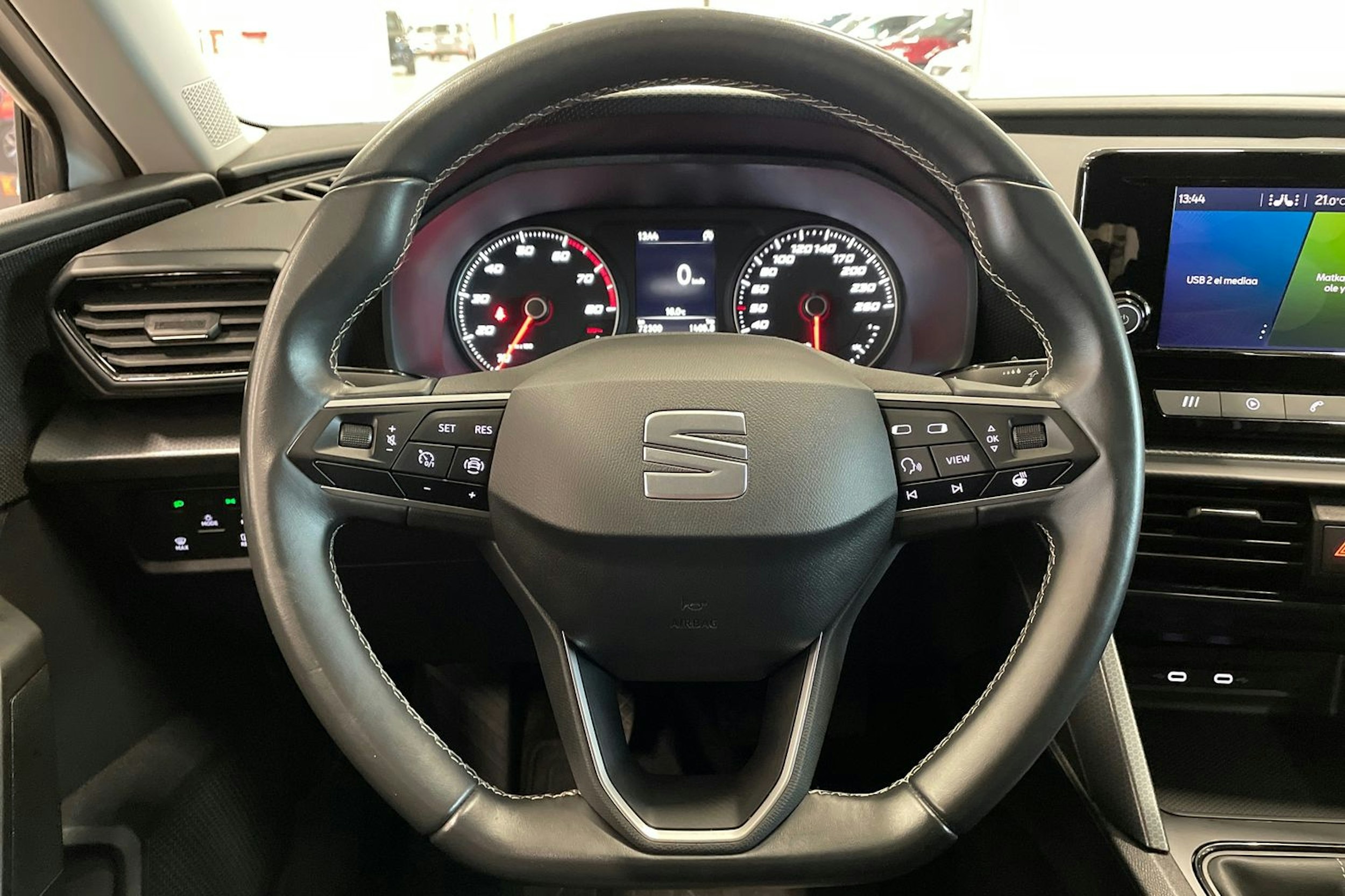 valkoinen SEAT Leon Sportstourer 2021 kuva 15.