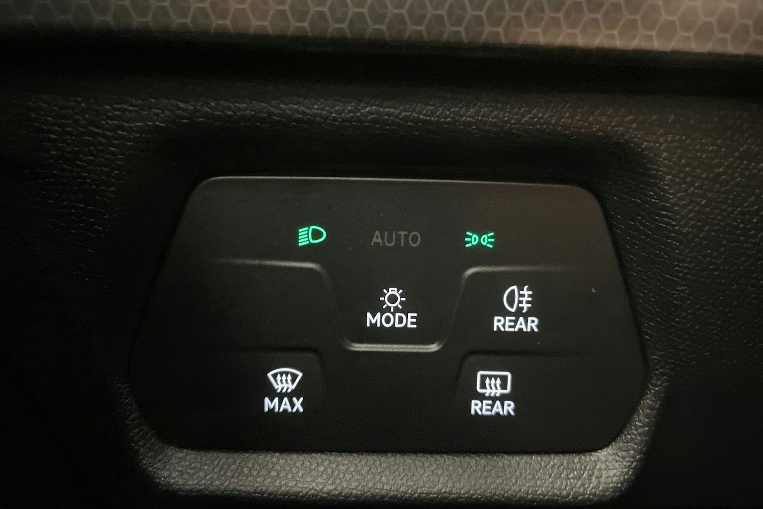 valkoinen SEAT Leon Sportstourer 2021 kuva 19.