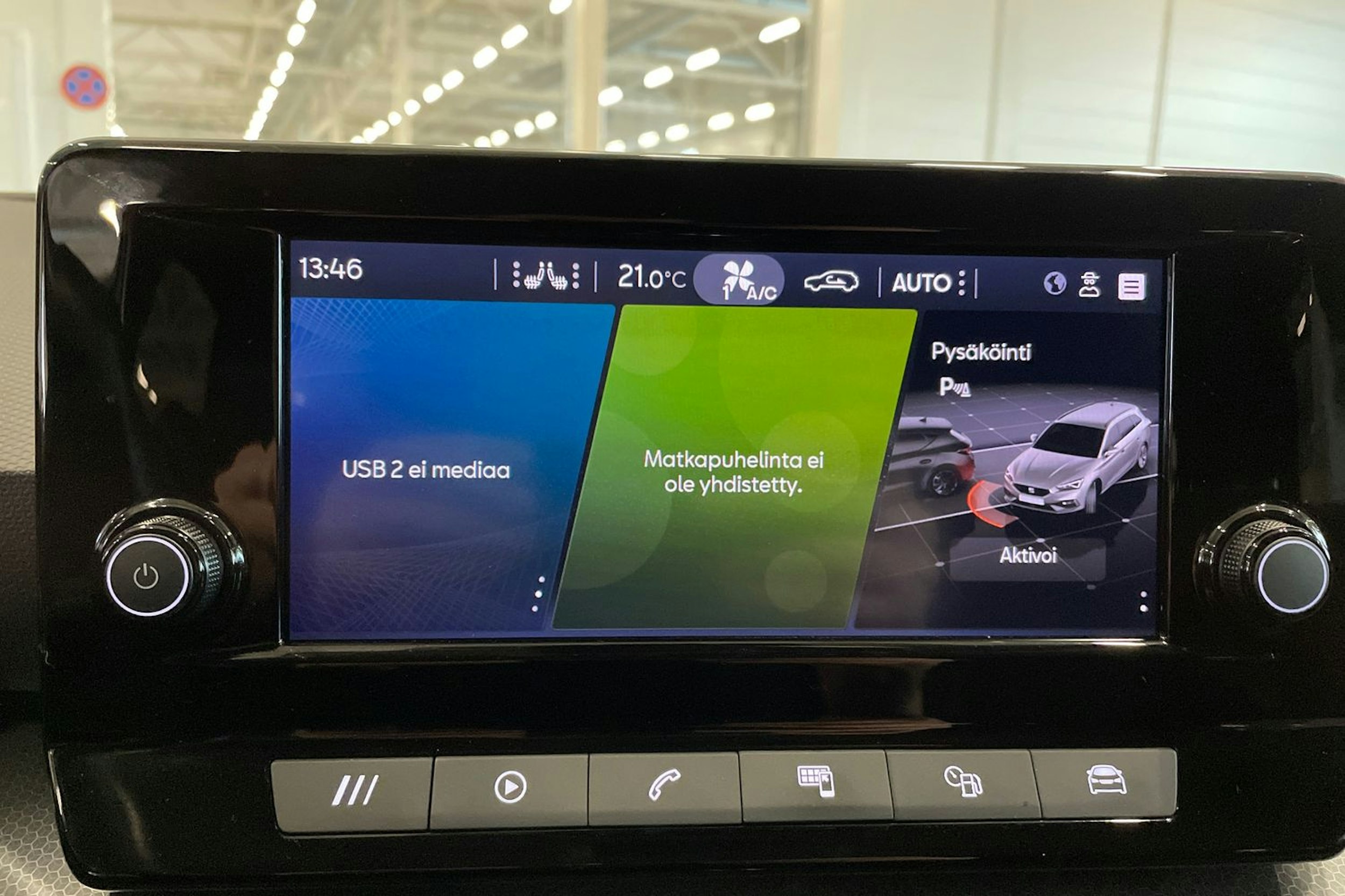 valkoinen SEAT Leon Sportstourer 2021 kuva 21.