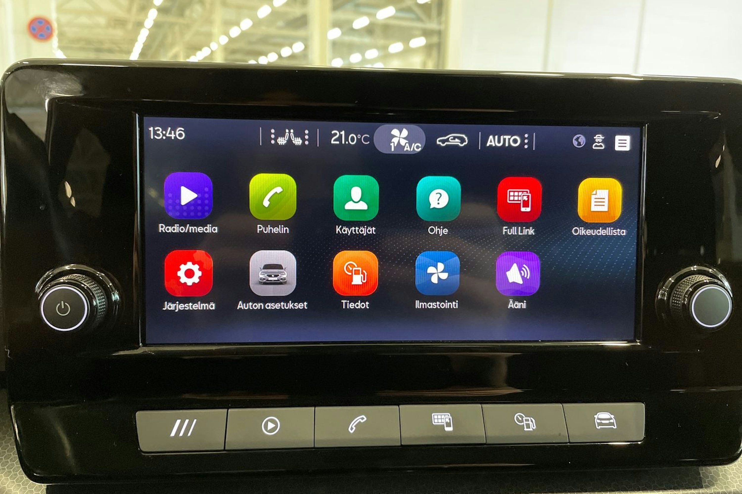 valkoinen SEAT Leon Sportstourer 2021 kuva 22.