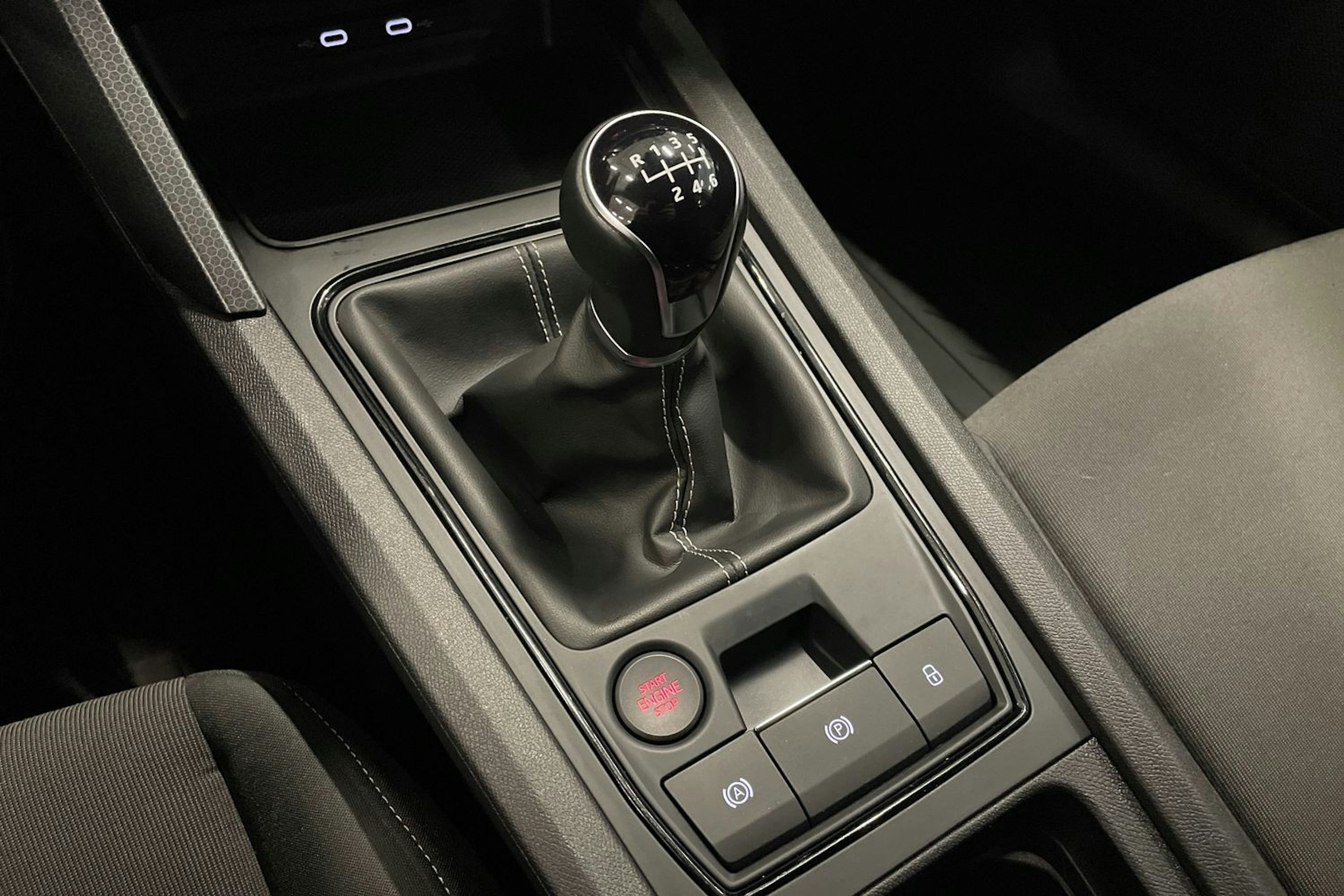 valkoinen SEAT Leon Sportstourer 2021 kuva 28.