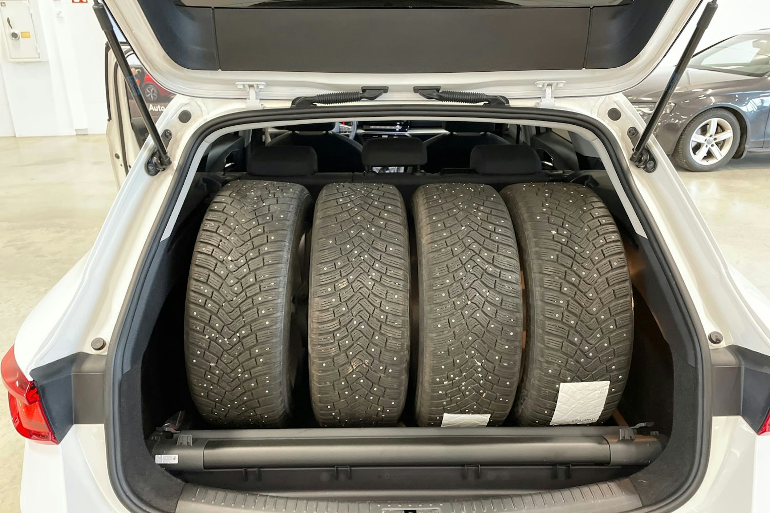 valkoinen SEAT Leon Sportstourer 2021 kuva 31.