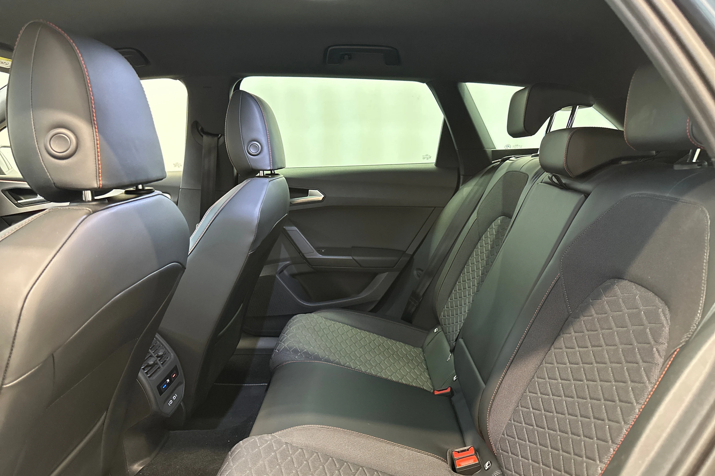 harmaa SEAT Leon Sportstourer 2021 kuva 4.
