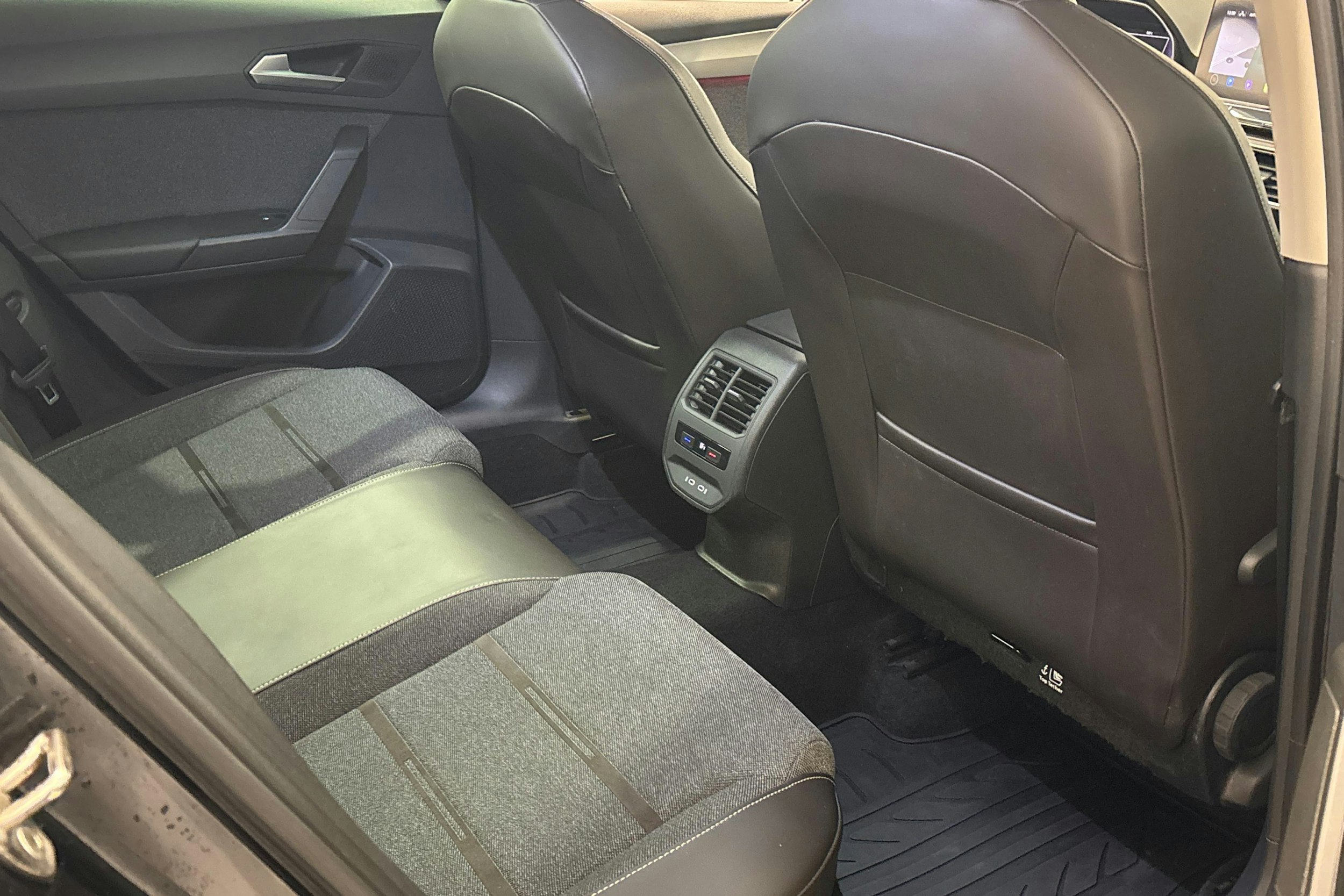 musta SEAT Leon Sportstourer 2021 kuva 11.