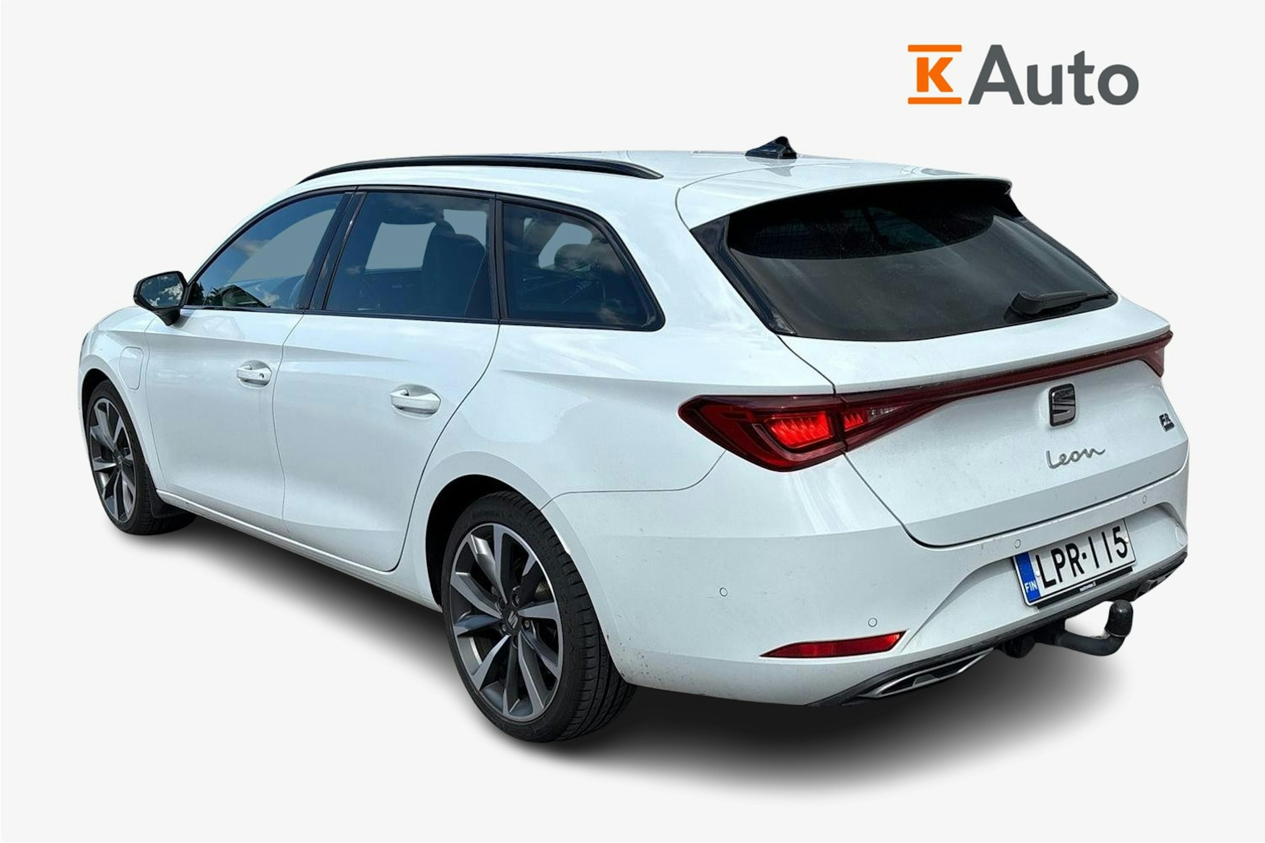 valkoinen SEAT Leon Sportstourer 2021 kuva 2.