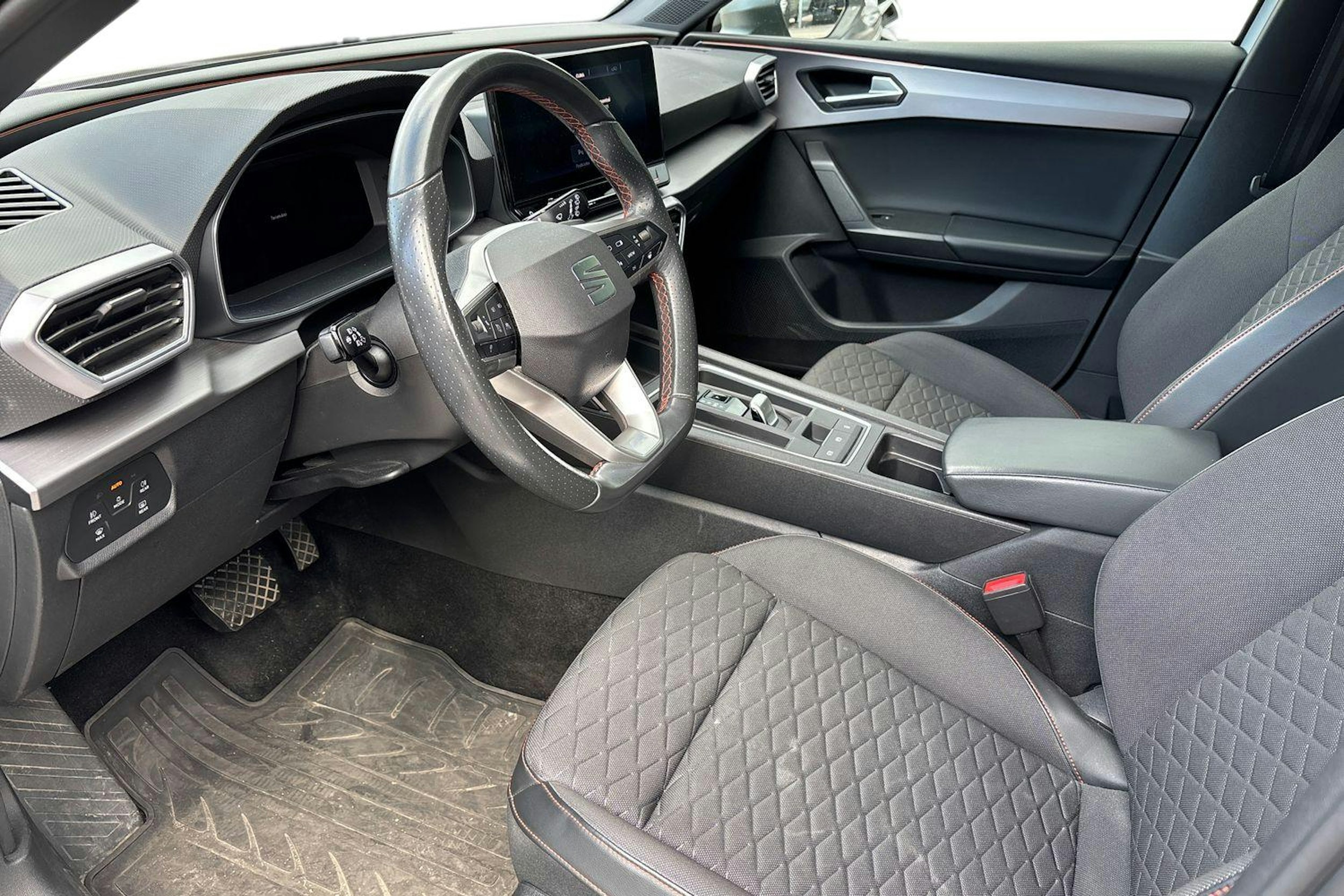 valkoinen SEAT Leon Sportstourer 2021 kuva 3.