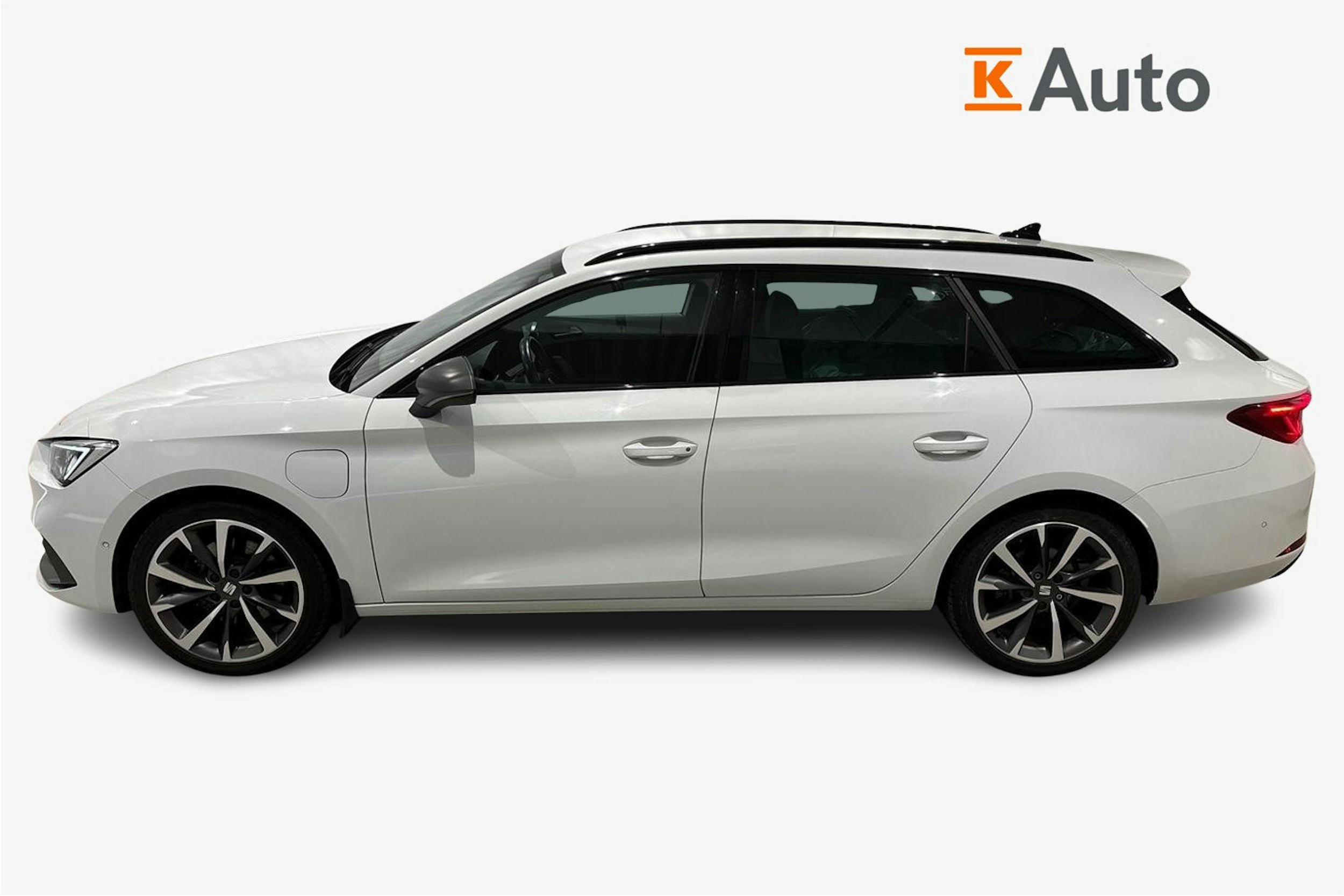 valkoinen SEAT Leon Sportstourer 2021 kuva 5.