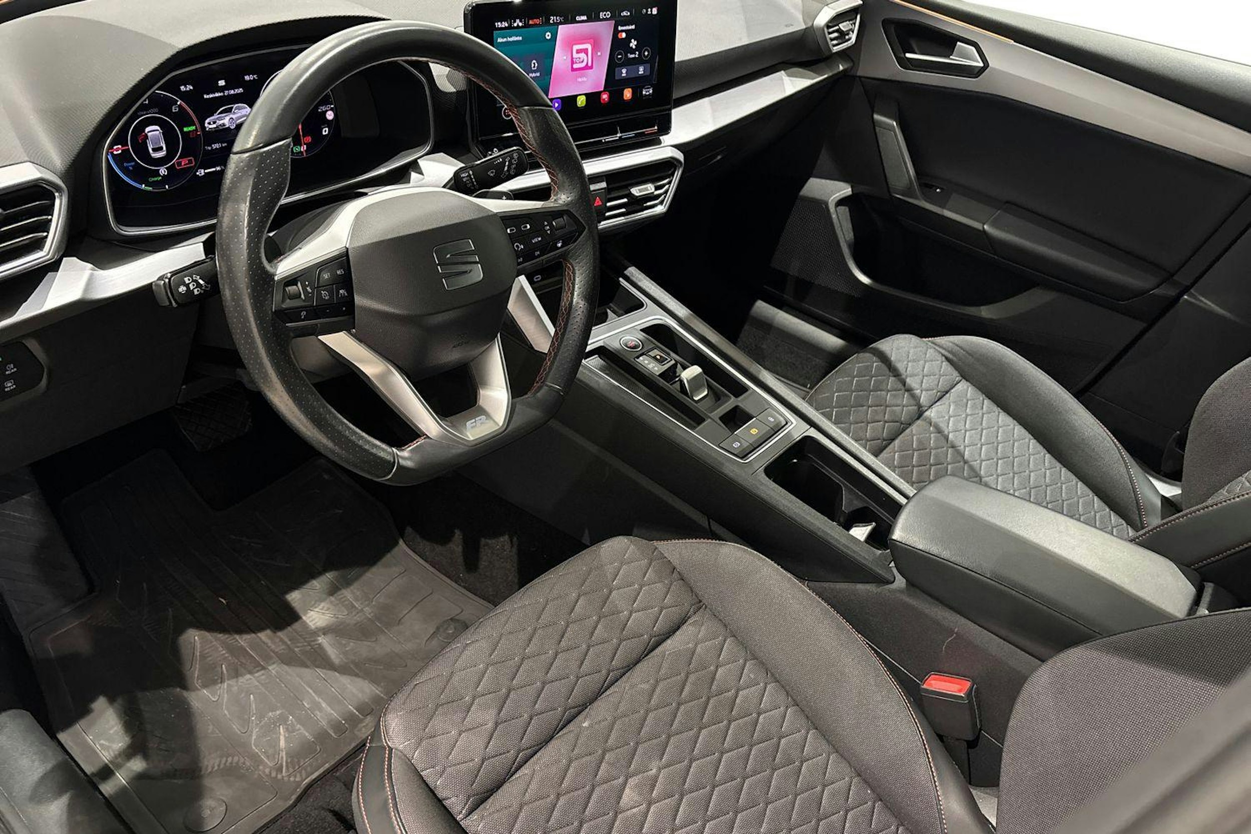 valkoinen SEAT Leon Sportstourer 2021 kuva 6.