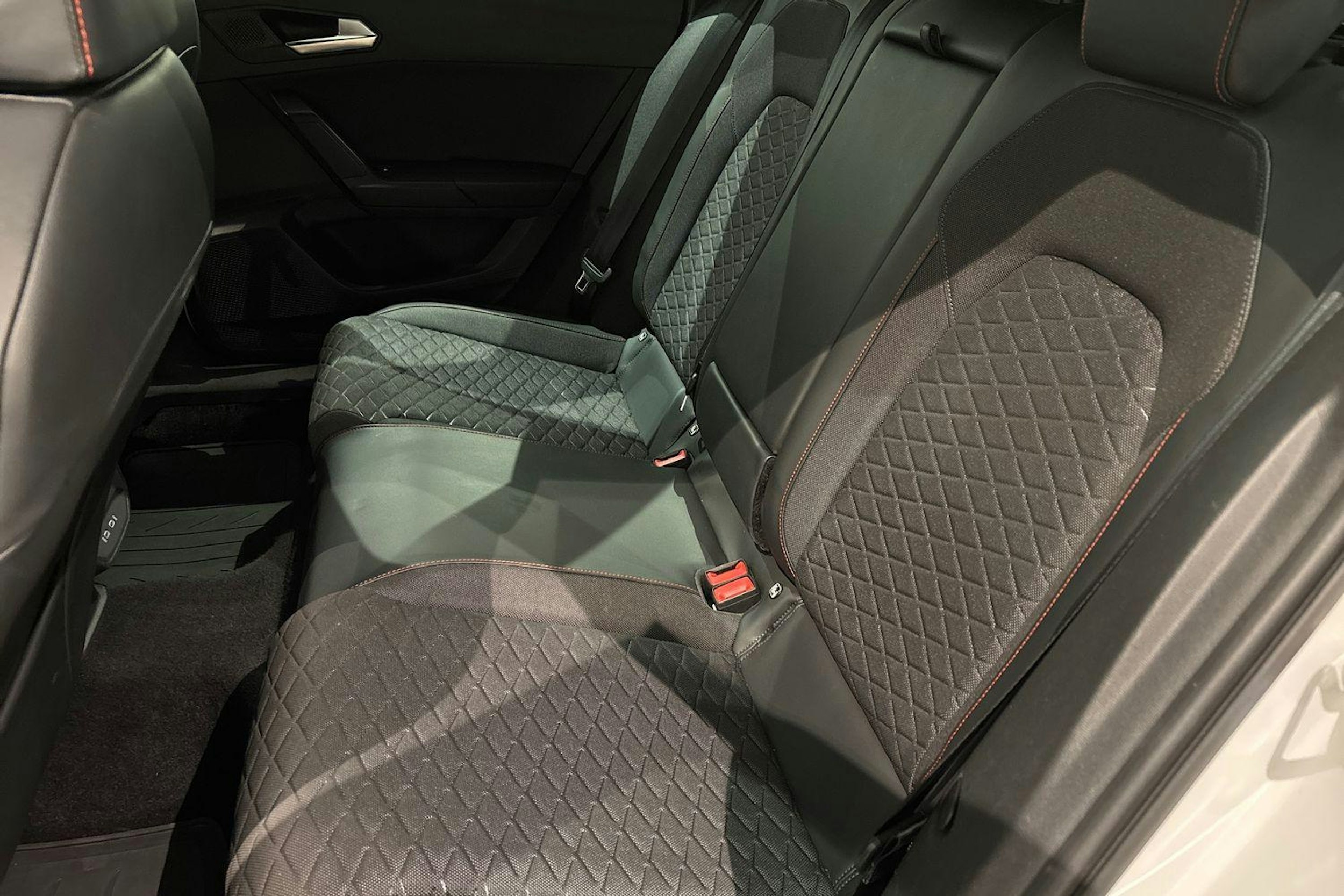 valkoinen SEAT Leon Sportstourer 2021 kuva 8.