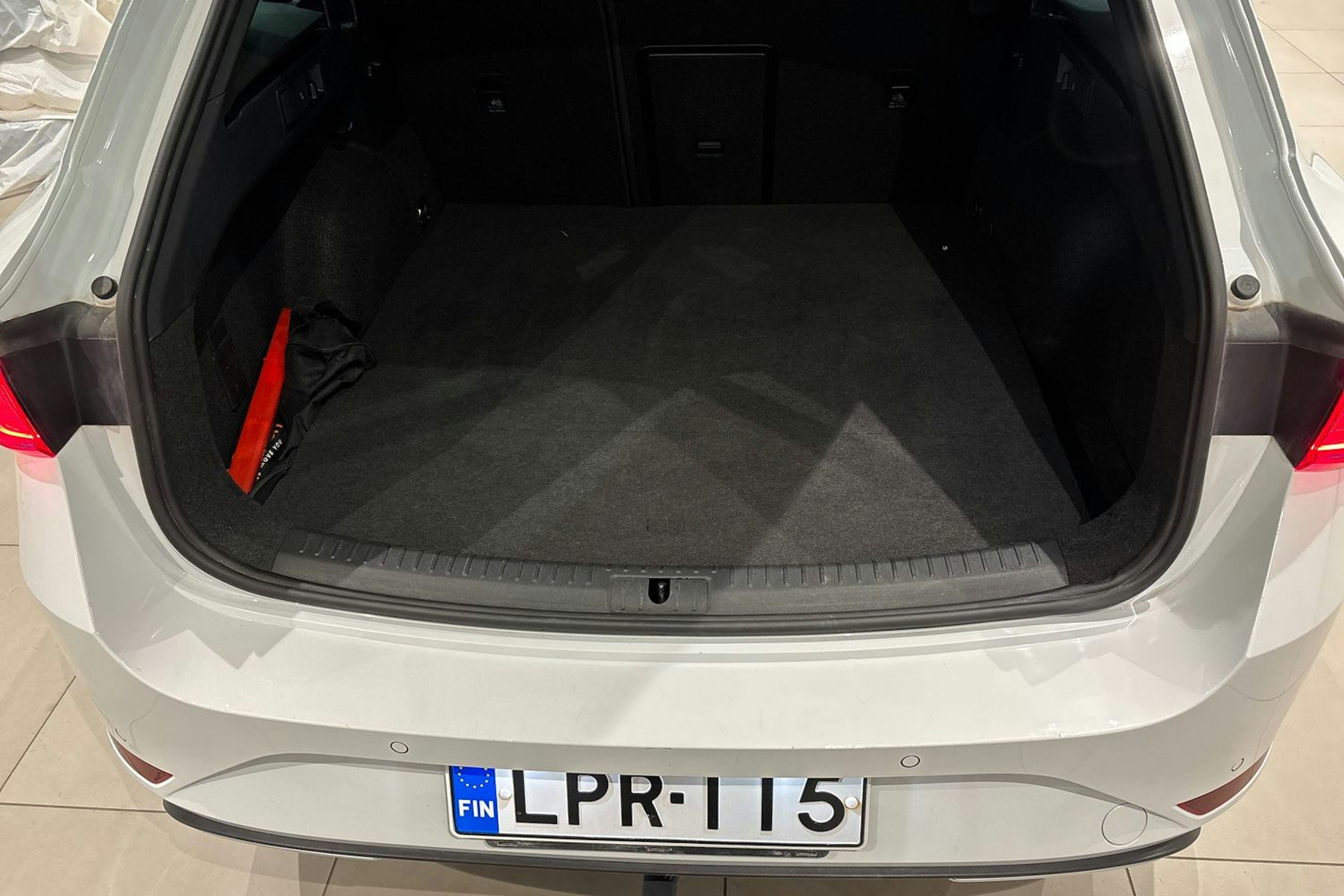 valkoinen SEAT Leon Sportstourer 2021 kuva 13.