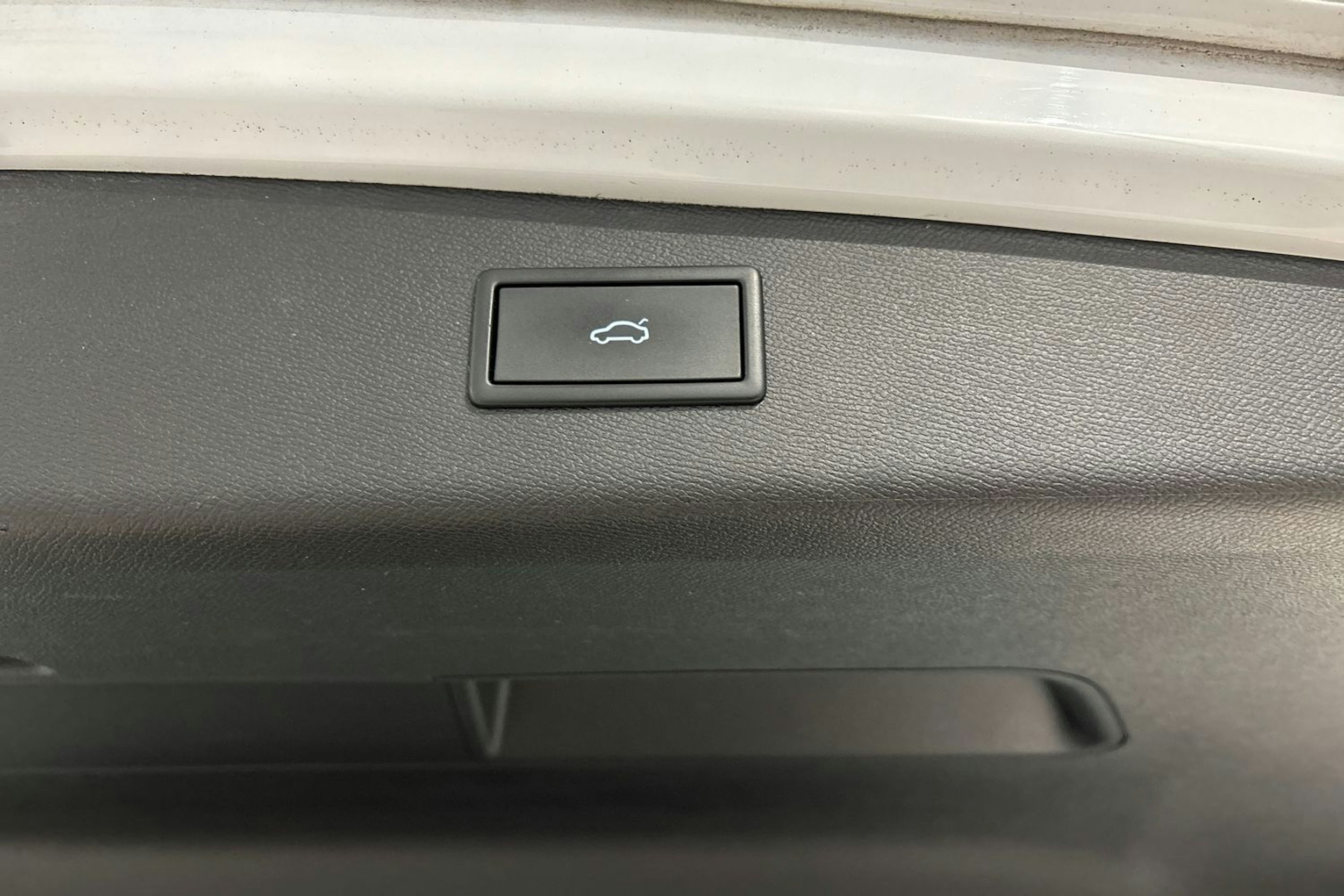valkoinen SEAT Leon Sportstourer 2021 kuva 14.