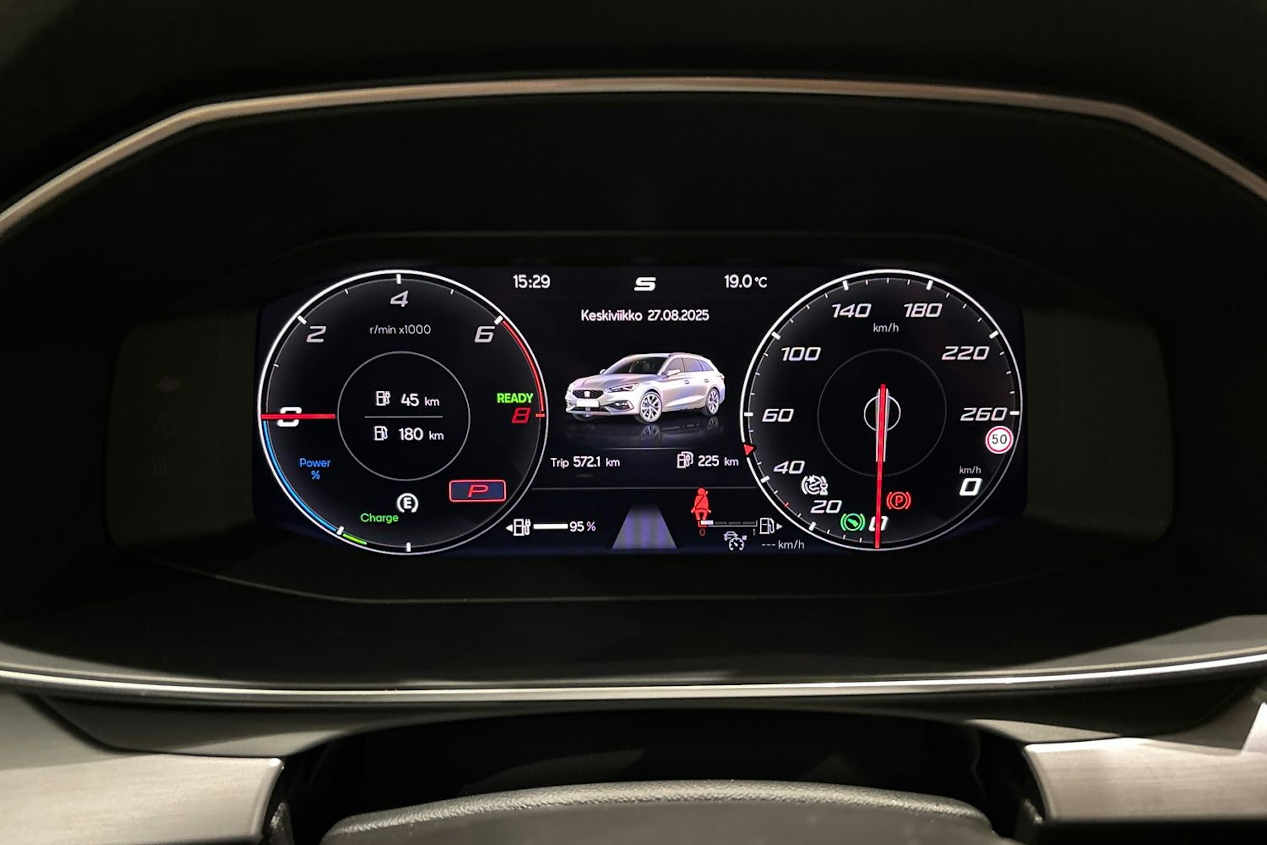 valkoinen SEAT Leon Sportstourer 2021 kuva 15.