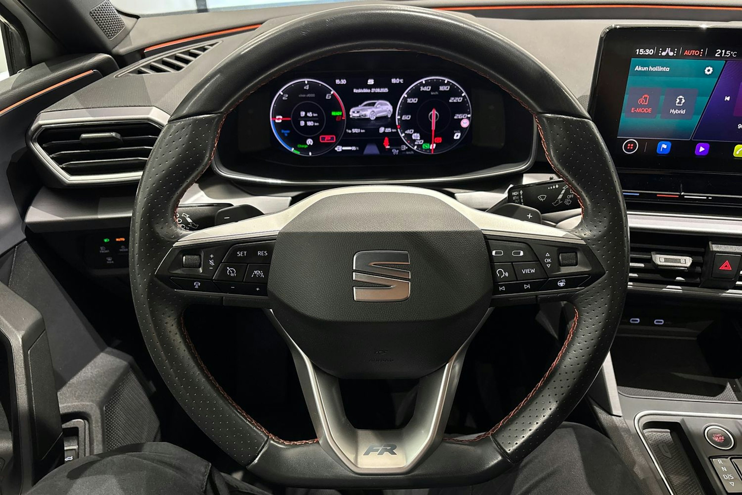 valkoinen SEAT Leon Sportstourer 2021 kuva 16.