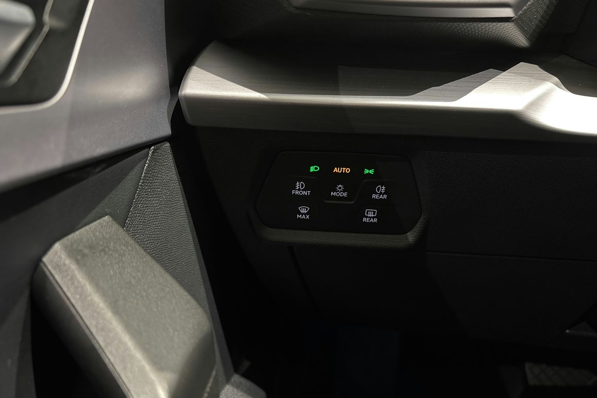 valkoinen SEAT Leon Sportstourer 2021 kuva 19.