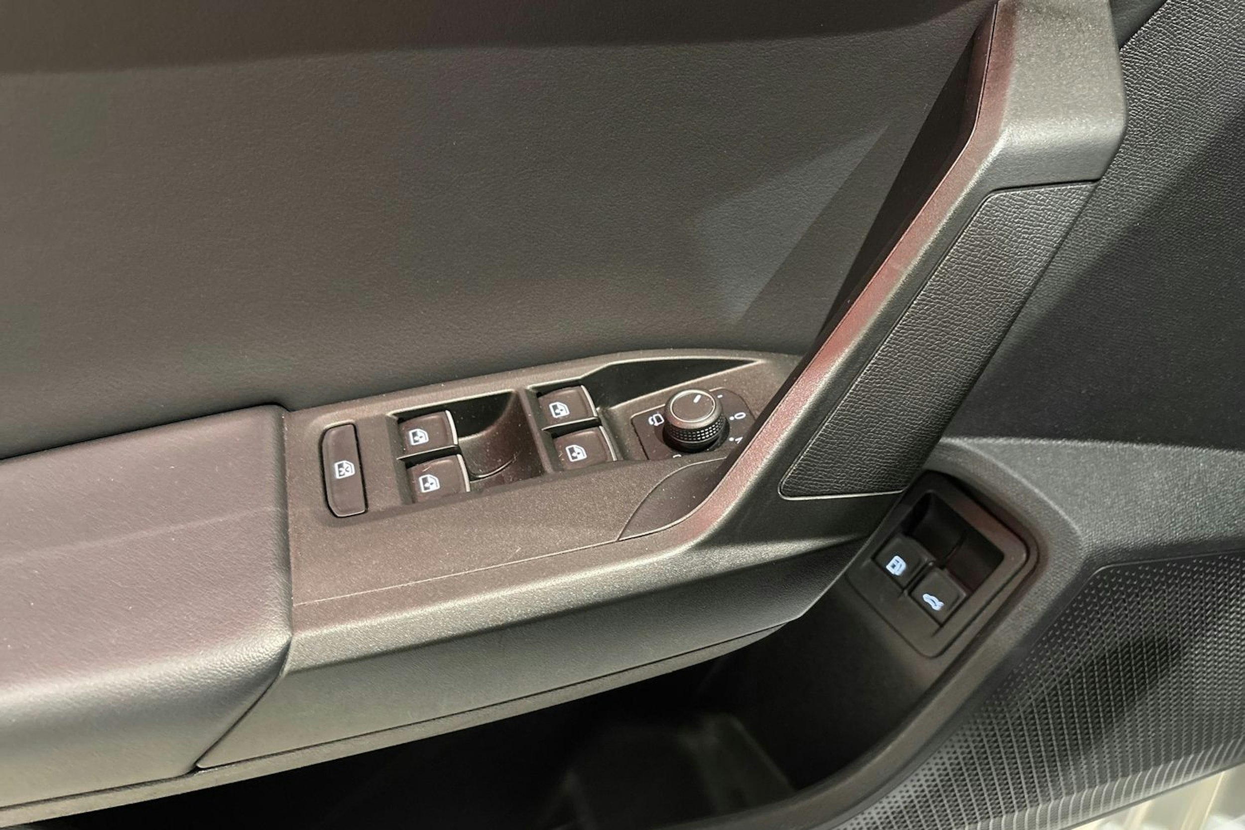 valkoinen SEAT Leon Sportstourer 2021 kuva 20.