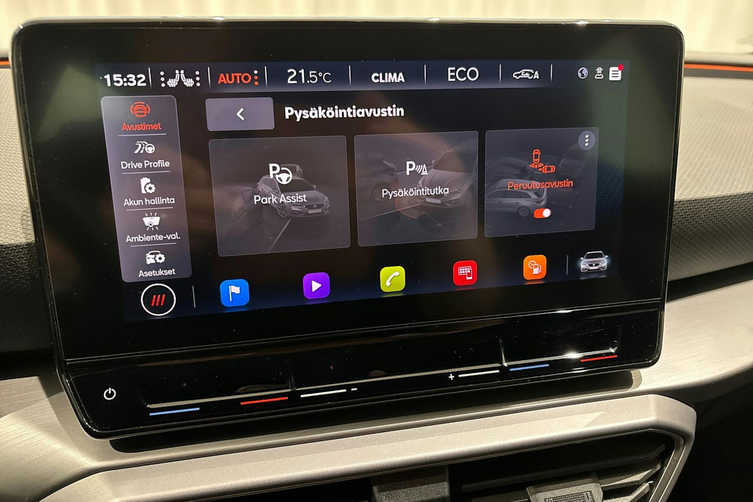 valkoinen SEAT Leon Sportstourer 2021 kuva 23.