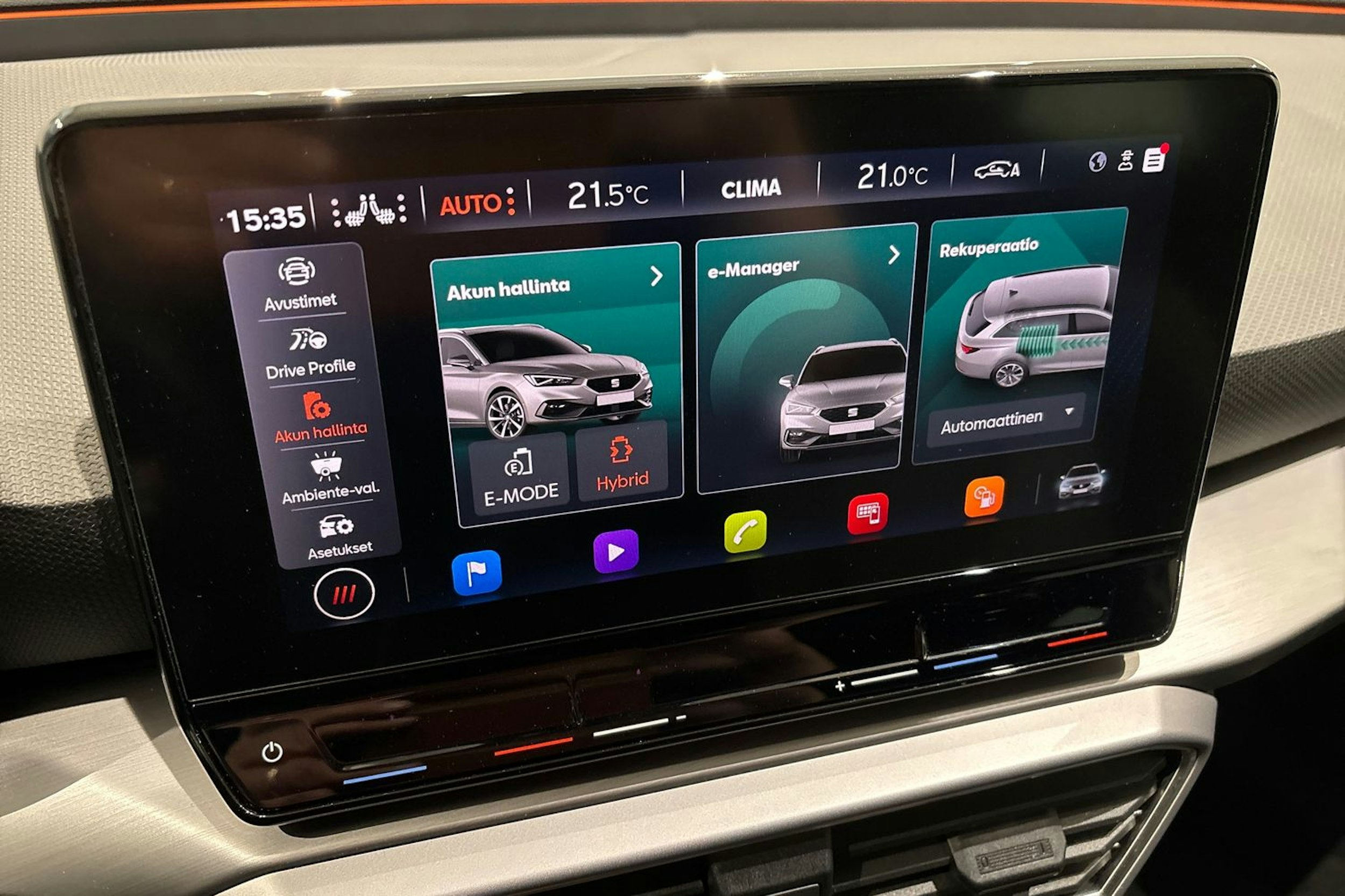 valkoinen SEAT Leon Sportstourer 2021 kuva 25.