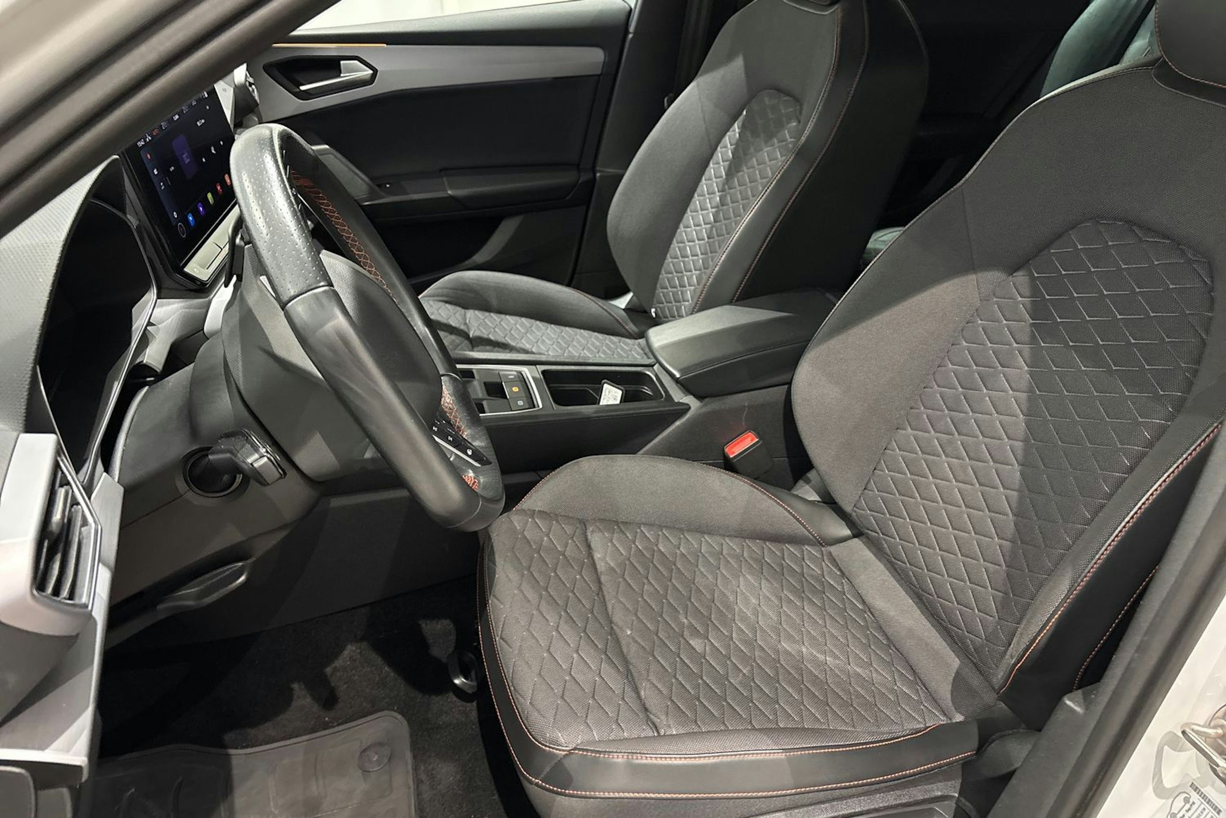 valkoinen SEAT Leon Sportstourer 2021 kuva 26.