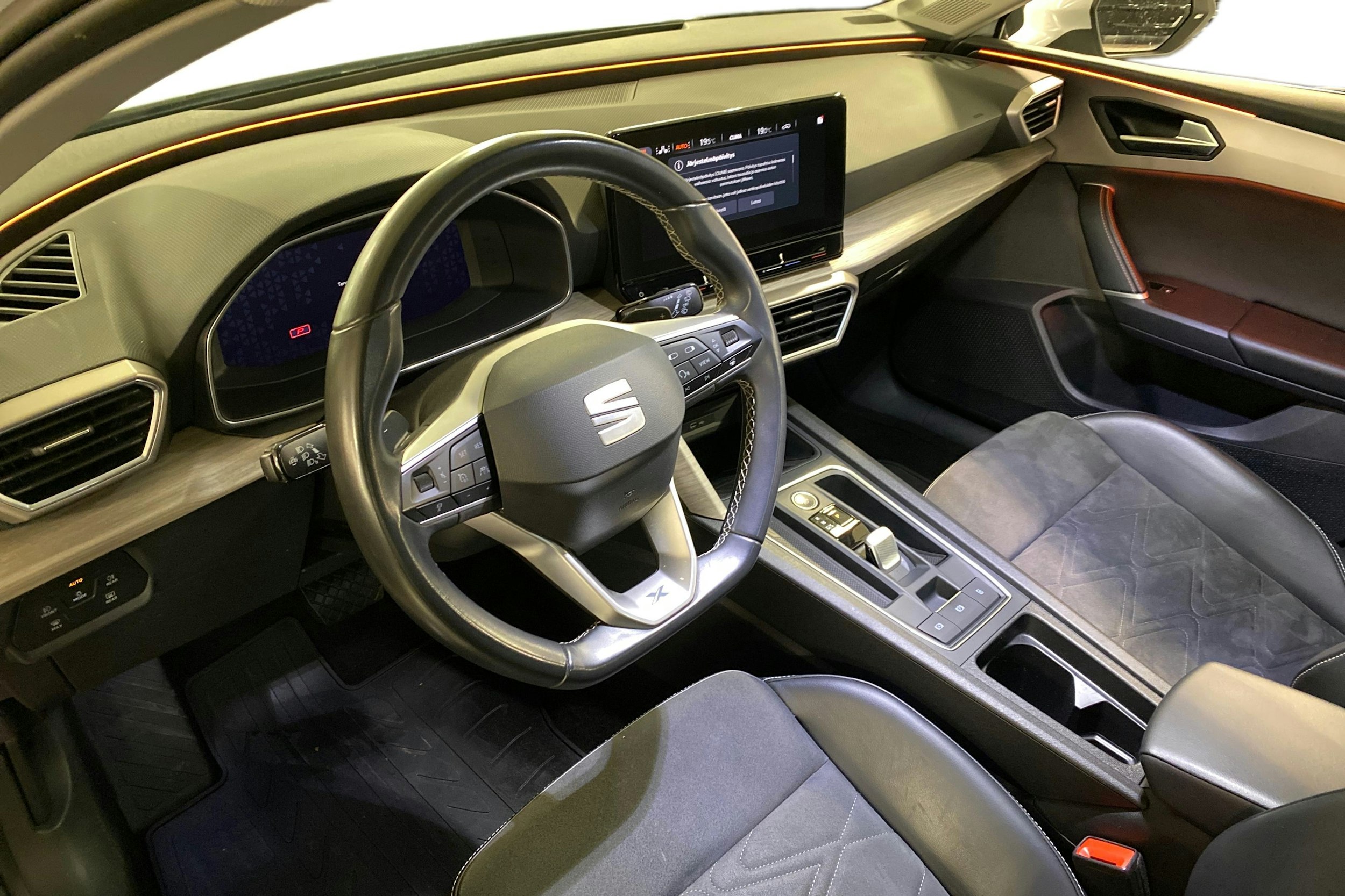 valkoinen SEAT Leon Sportstourer 2021 kuva 7.