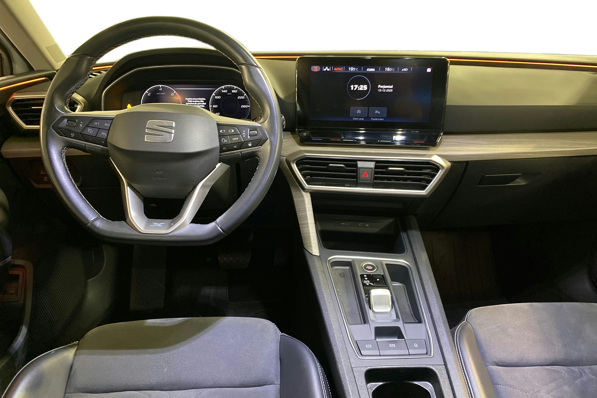 valkoinen SEAT Leon Sportstourer 2021 kuva 9.