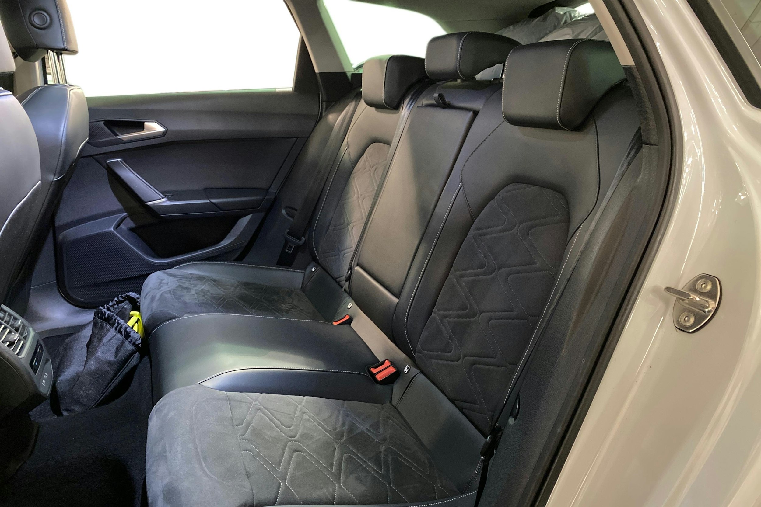 valkoinen SEAT Leon Sportstourer 2021 kuva 10.