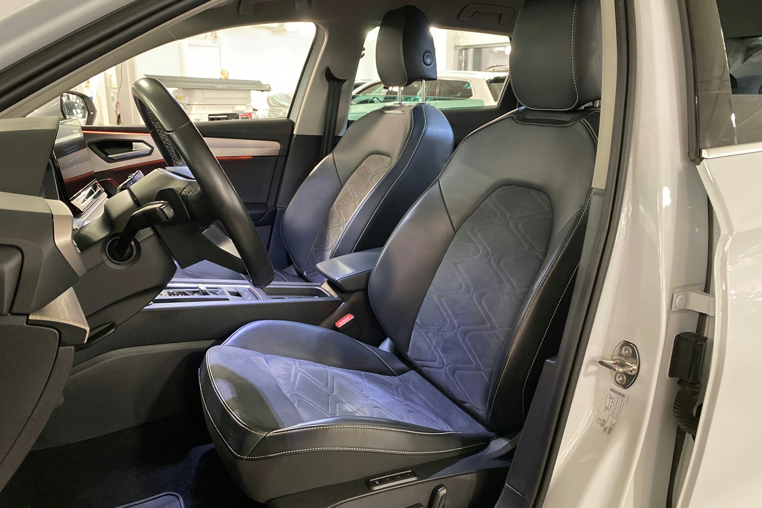 valkoinen SEAT Leon Sportstourer 2021 kuva 14.