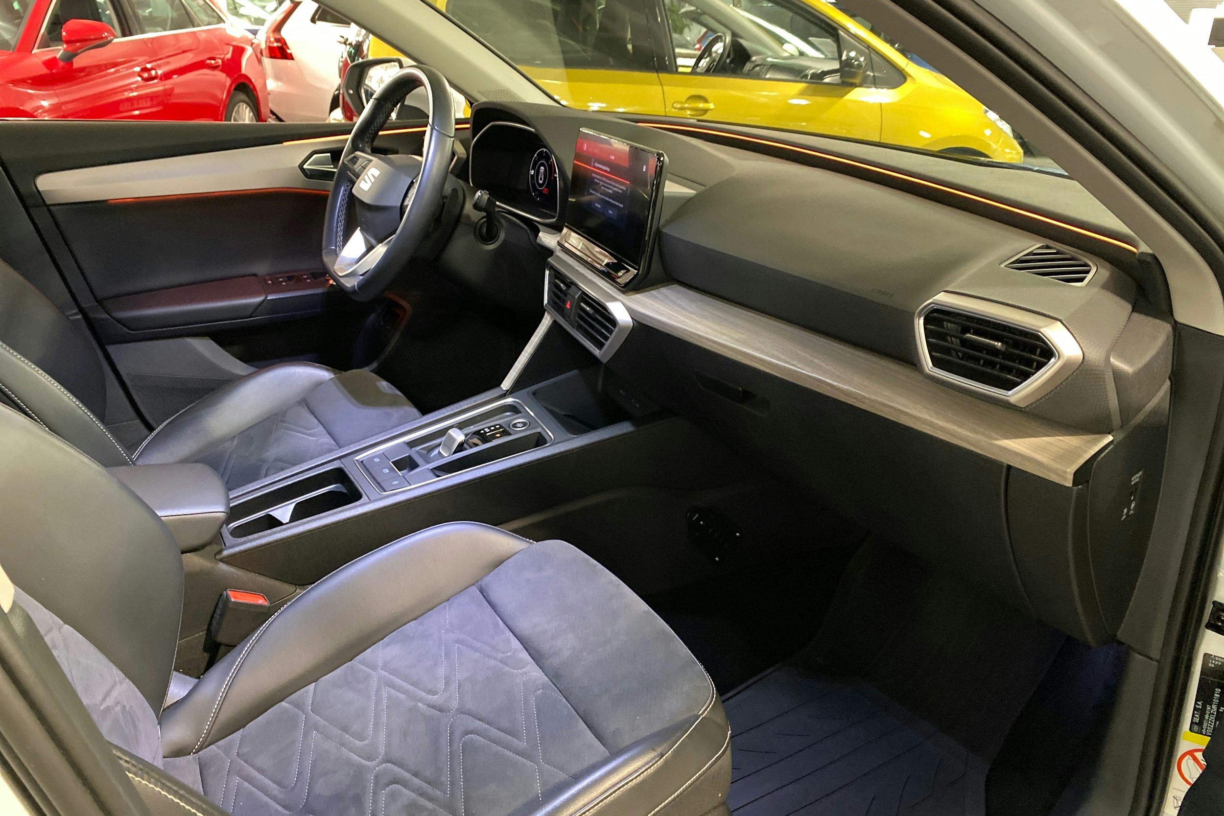 valkoinen SEAT Leon Sportstourer 2021 kuva 15.