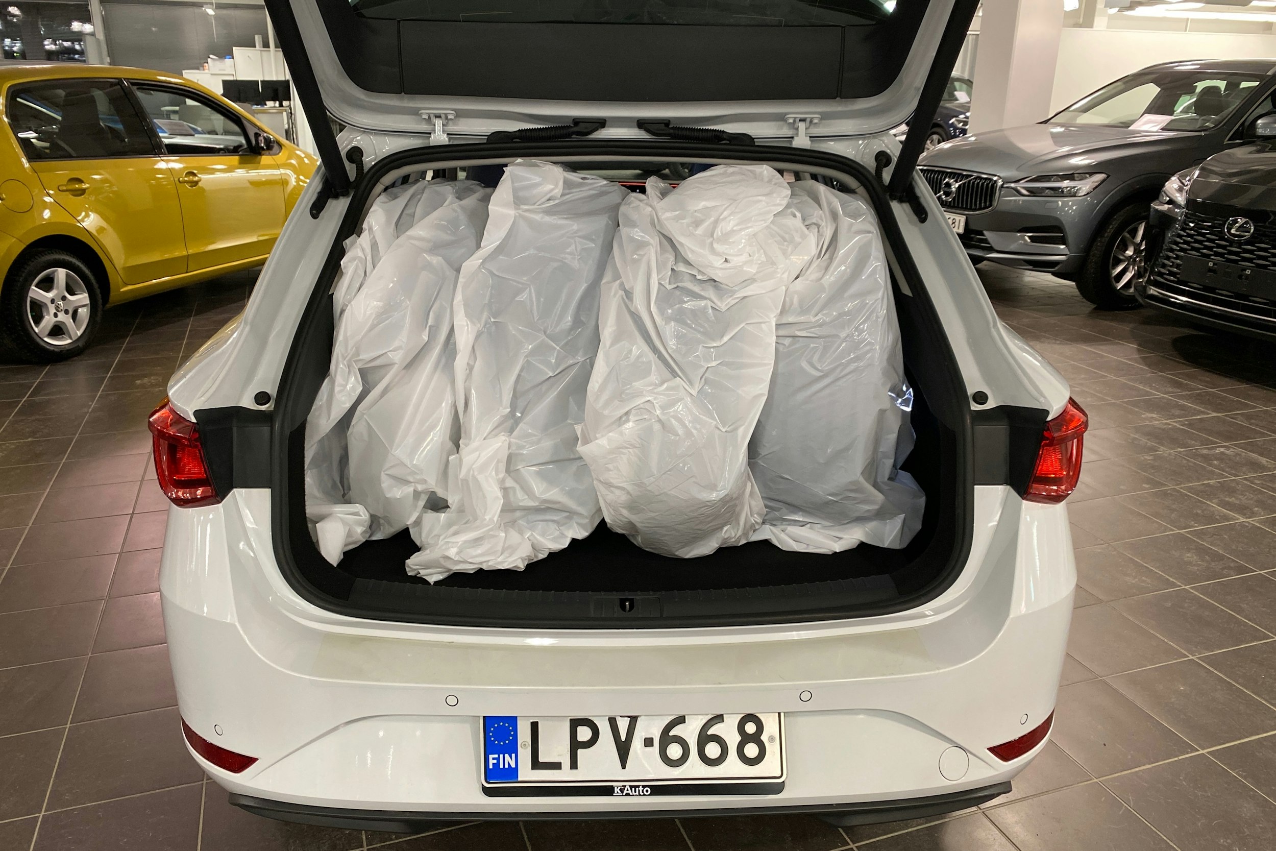 valkoinen SEAT Leon Sportstourer 2021 kuva 16.