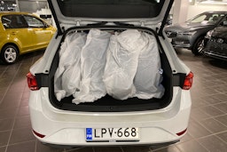 valkoinen SEAT Leon Sportstourer 2021 kuva 16.