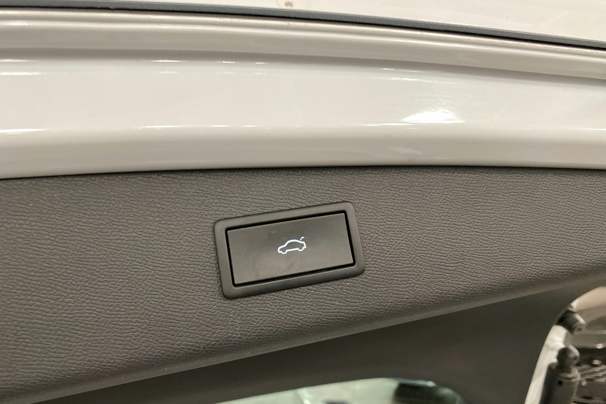 valkoinen SEAT Leon Sportstourer 2021 kuva 17.