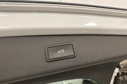 valkoinen SEAT Leon Sportstourer 2021 kuva 17.