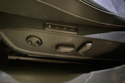 valkoinen SEAT Leon Sportstourer 2021 kuva 18.