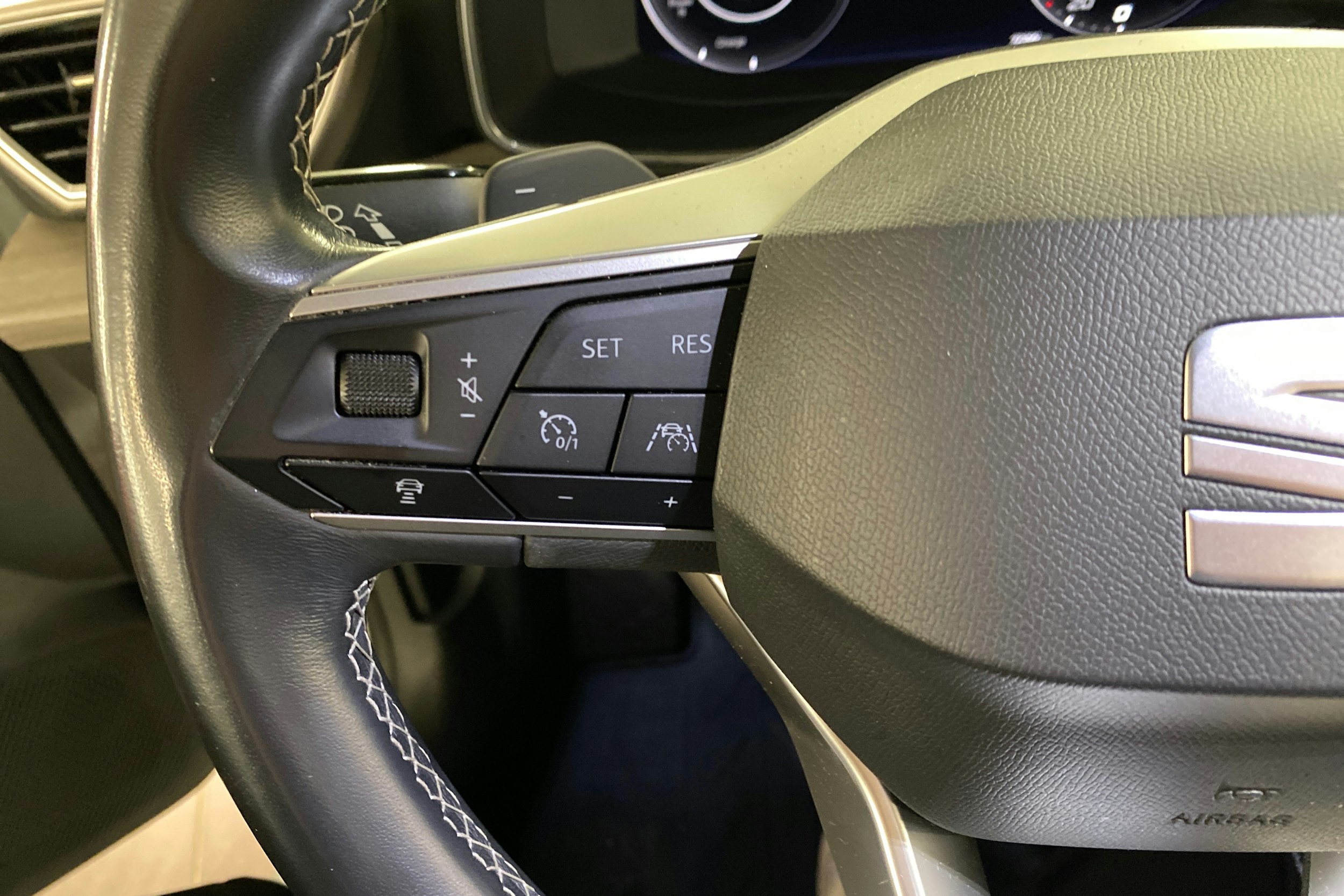 valkoinen SEAT Leon Sportstourer 2021 kuva 19.