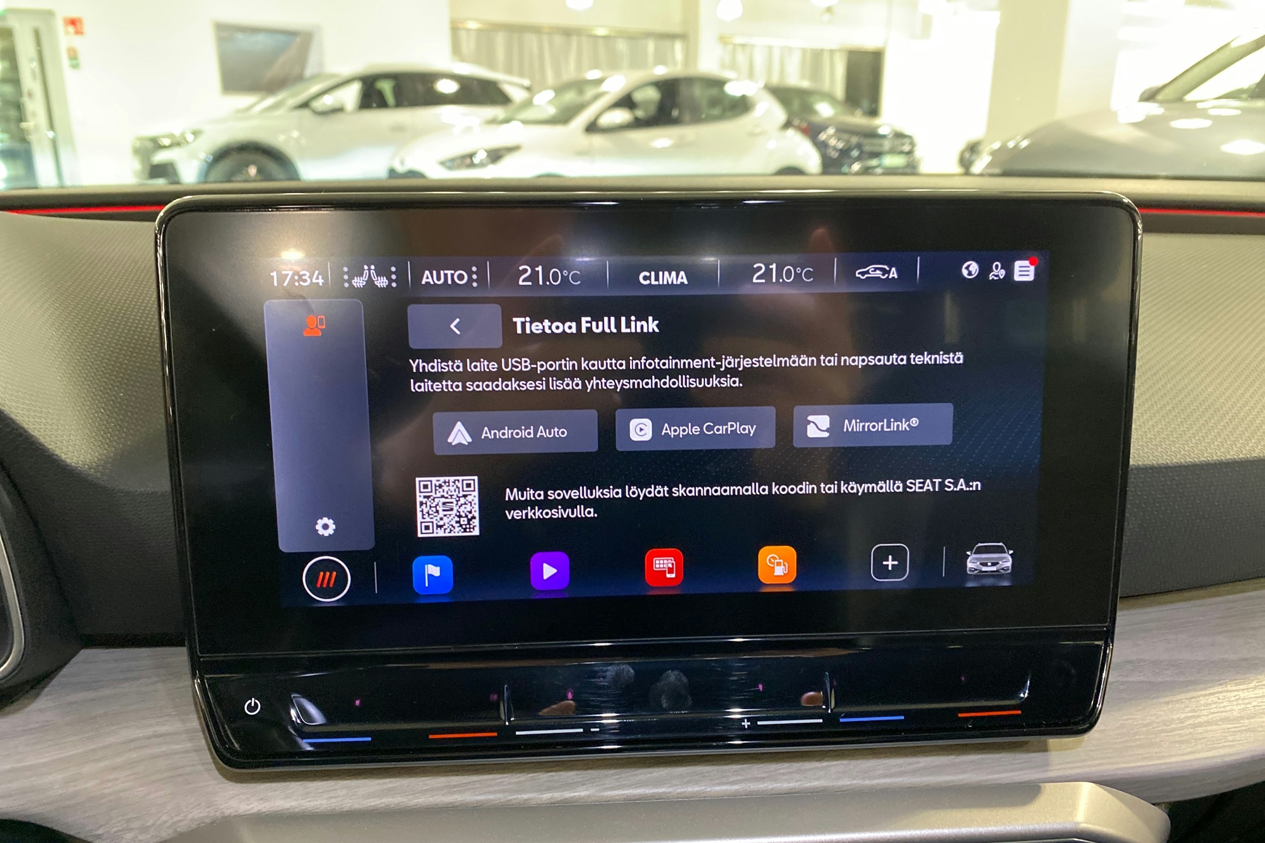 valkoinen SEAT Leon Sportstourer 2021 kuva 22.