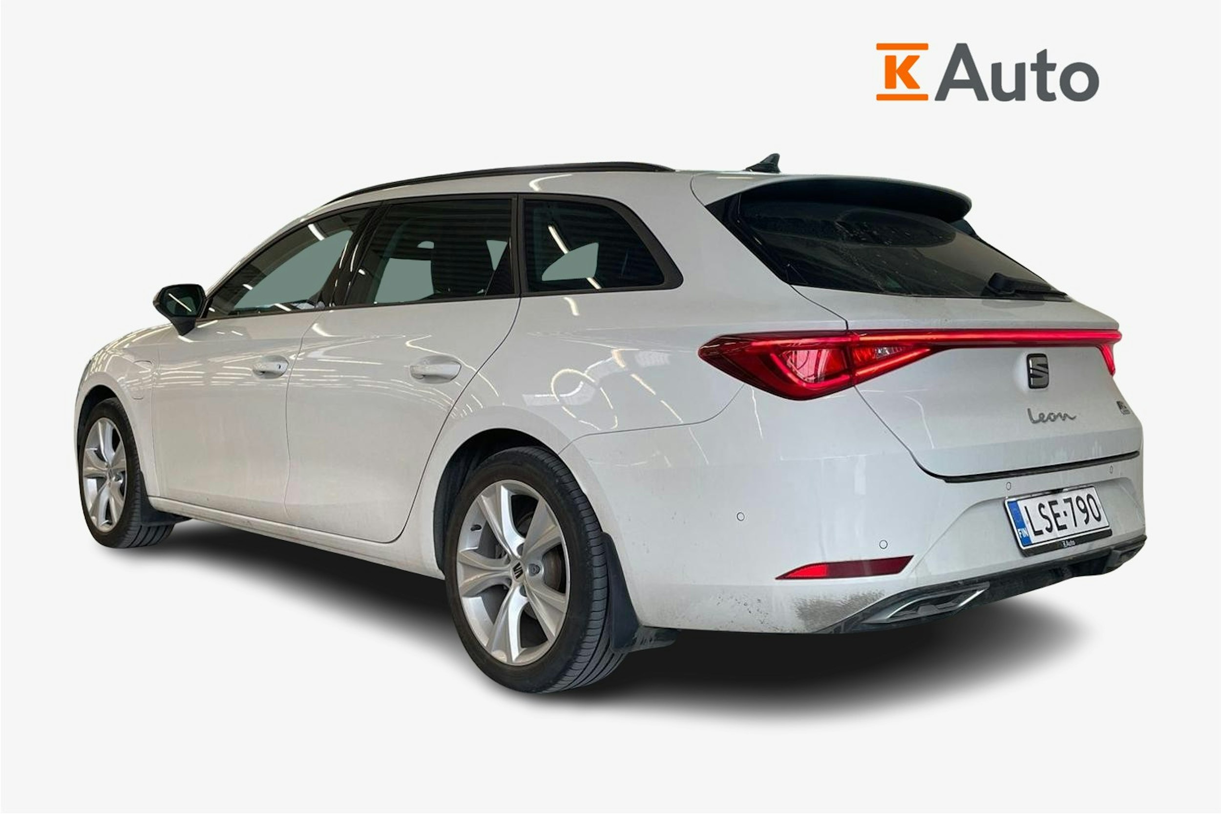 valkoinen SEAT Leon Sportstourer 2021 kuva 2.