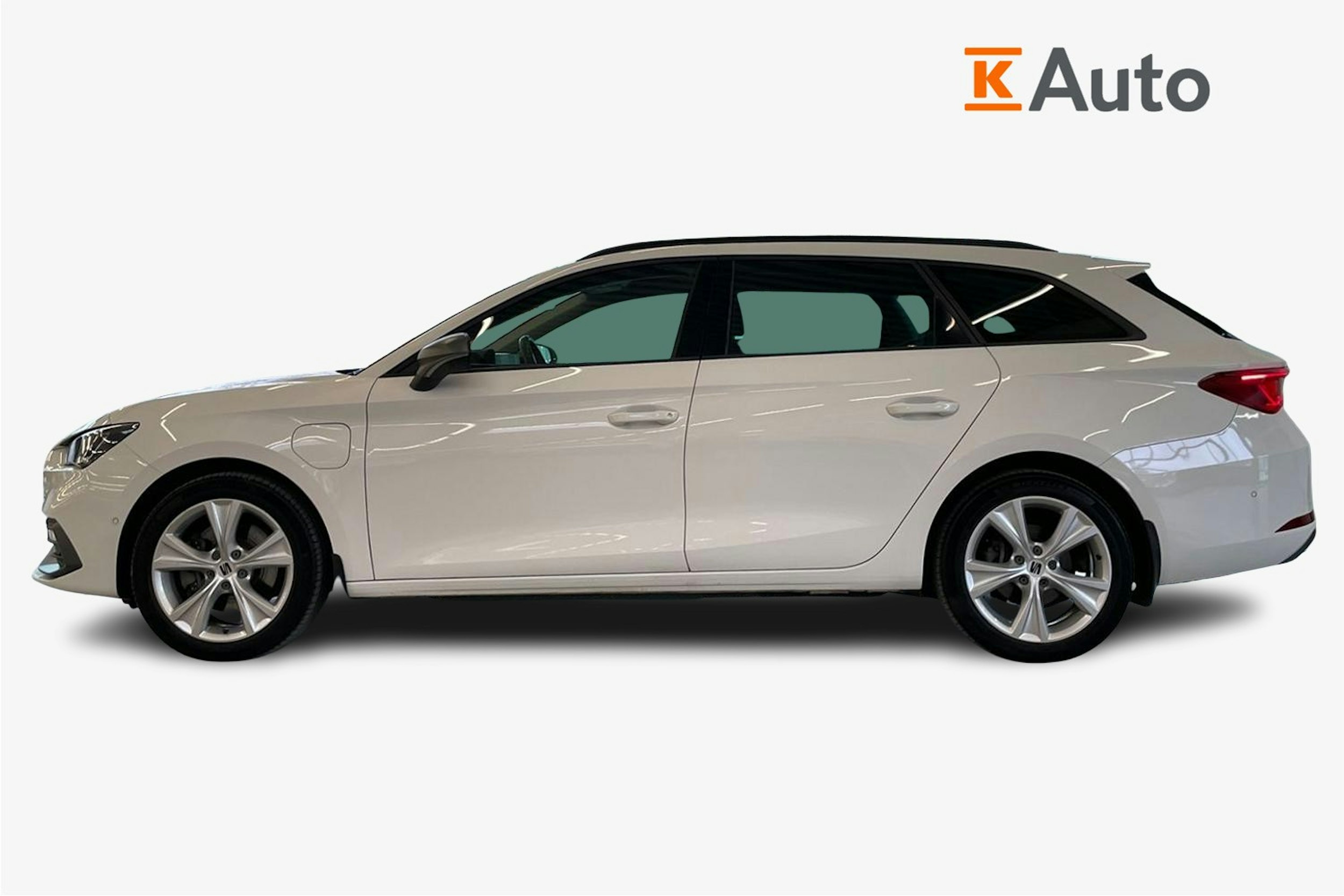 valkoinen SEAT Leon Sportstourer 2021 kuva 6.