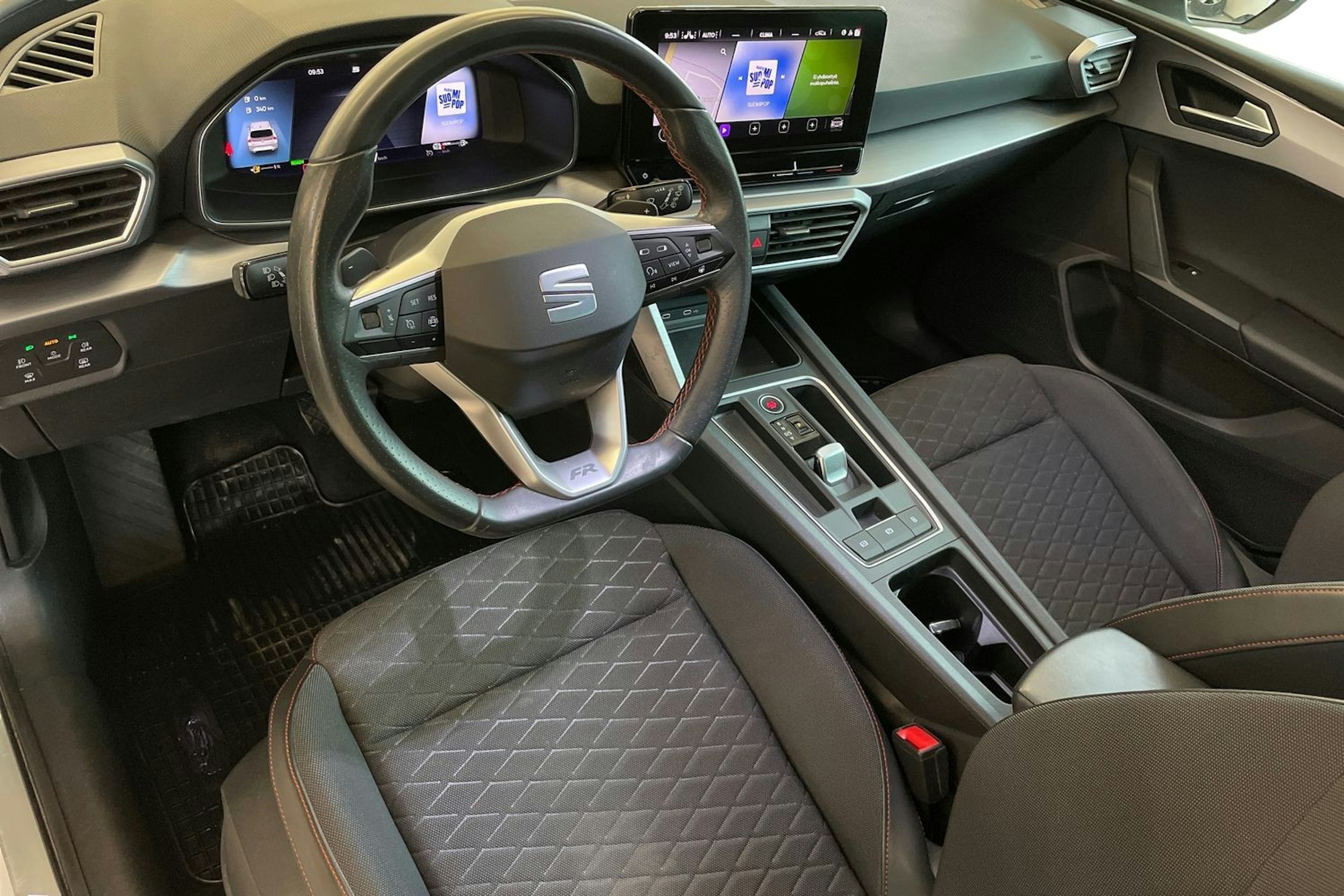 valkoinen SEAT Leon Sportstourer 2021 kuva 7.