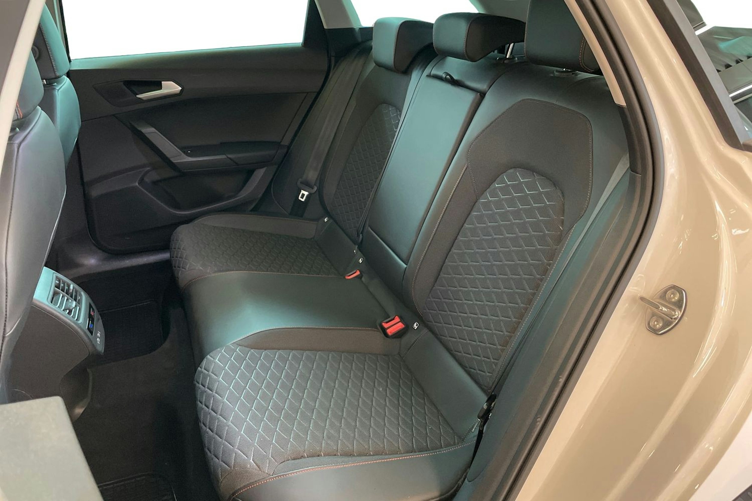 valkoinen SEAT Leon Sportstourer 2021 kuva 10.