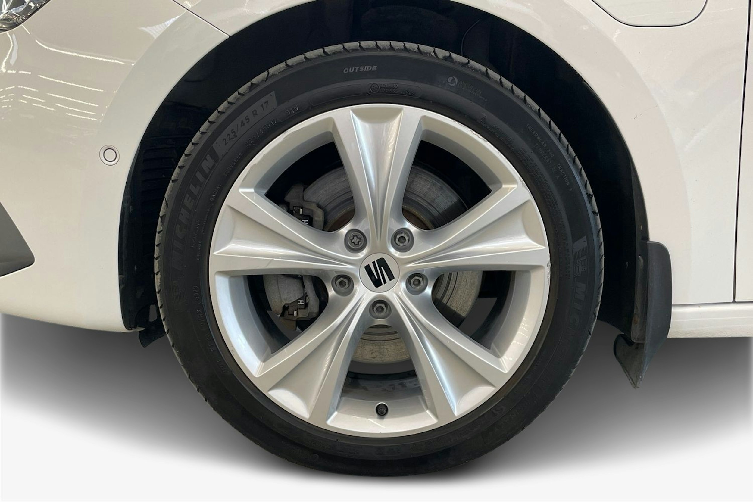 valkoinen SEAT Leon Sportstourer 2021 kuva 11.