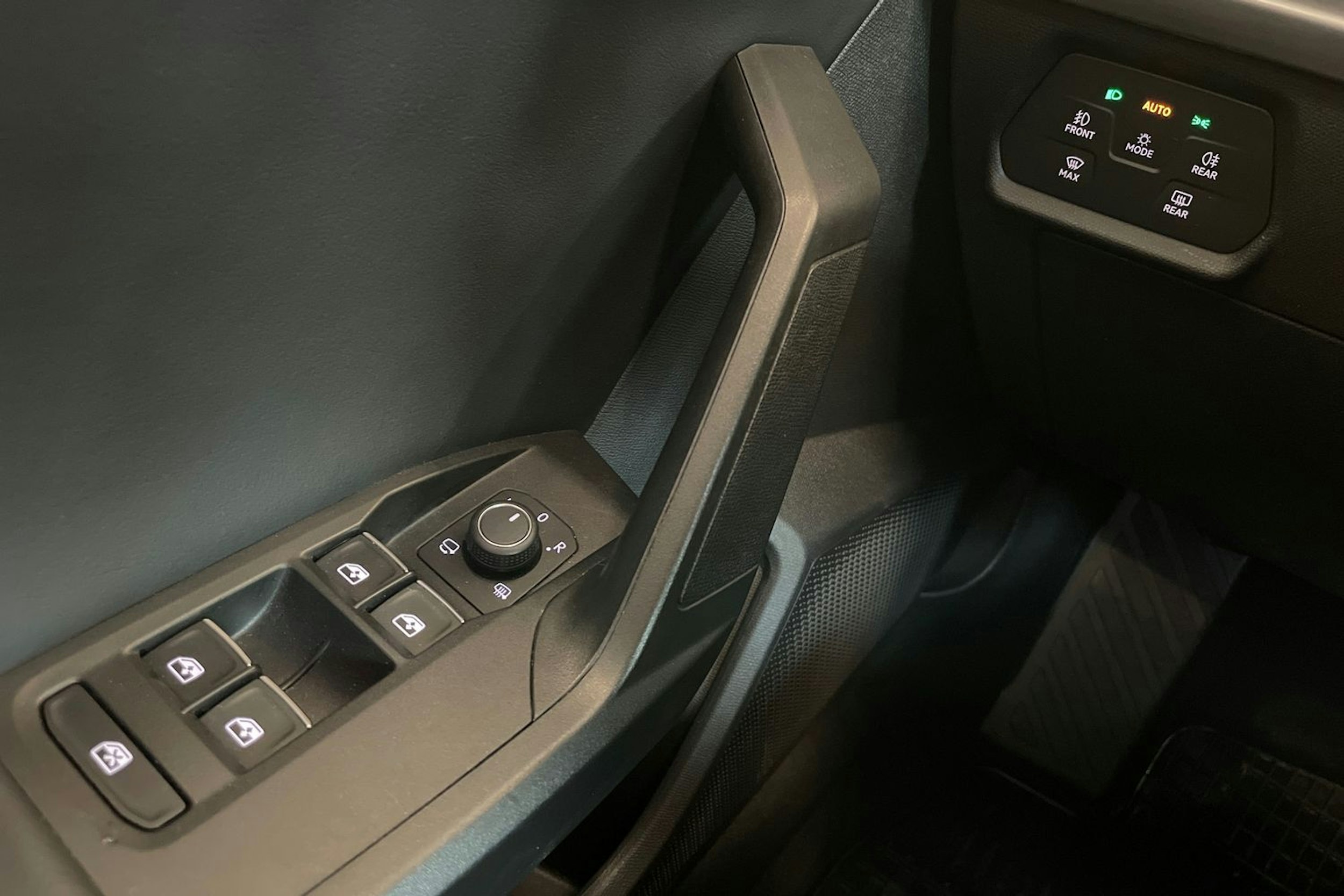 valkoinen SEAT Leon Sportstourer 2021 kuva 19.
