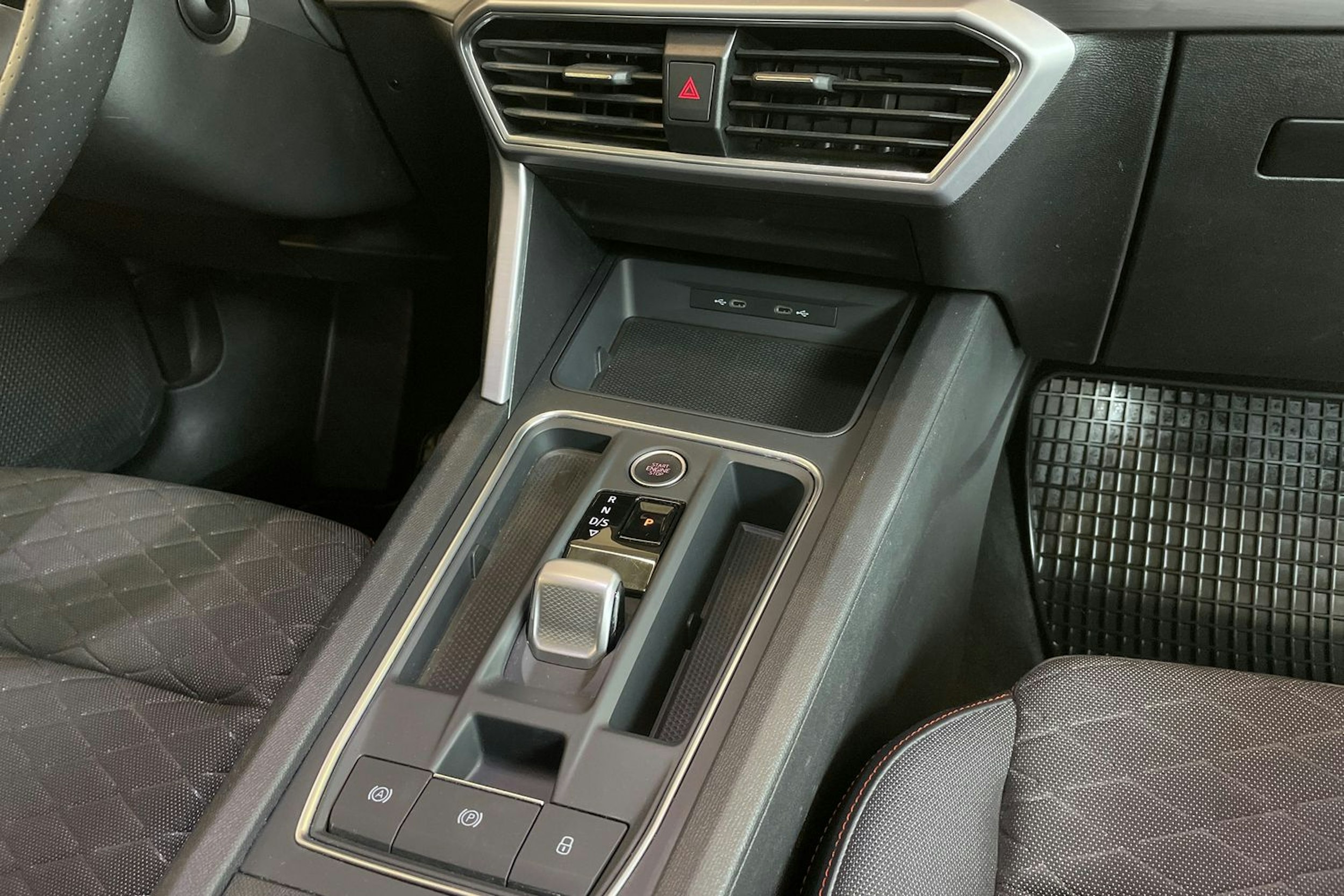 valkoinen SEAT Leon Sportstourer 2021 kuva 22.