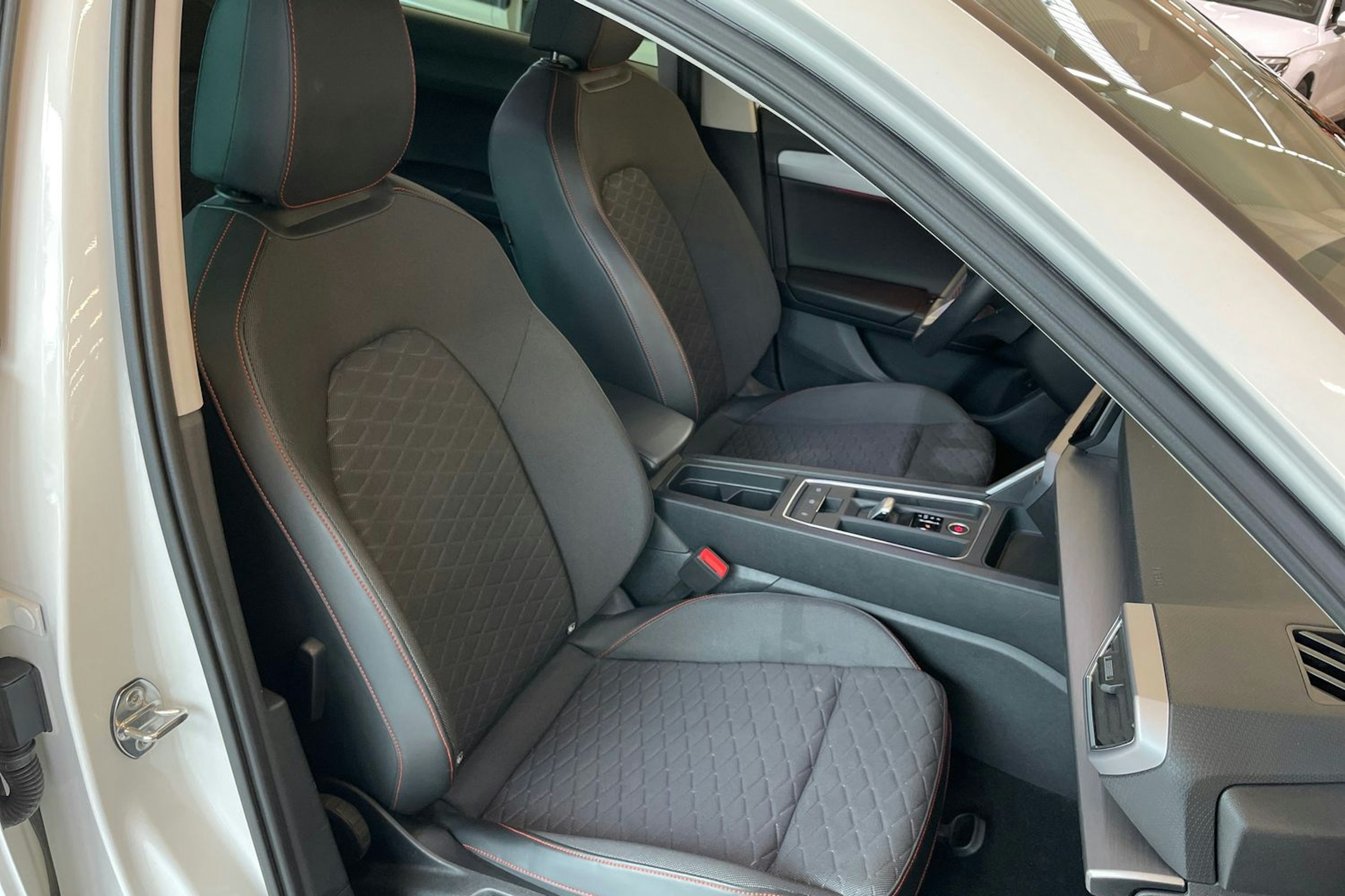 valkoinen SEAT Leon Sportstourer 2021 kuva 23.