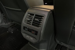 valkoinen SEAT Leon Sportstourer 2021 kuva 24.