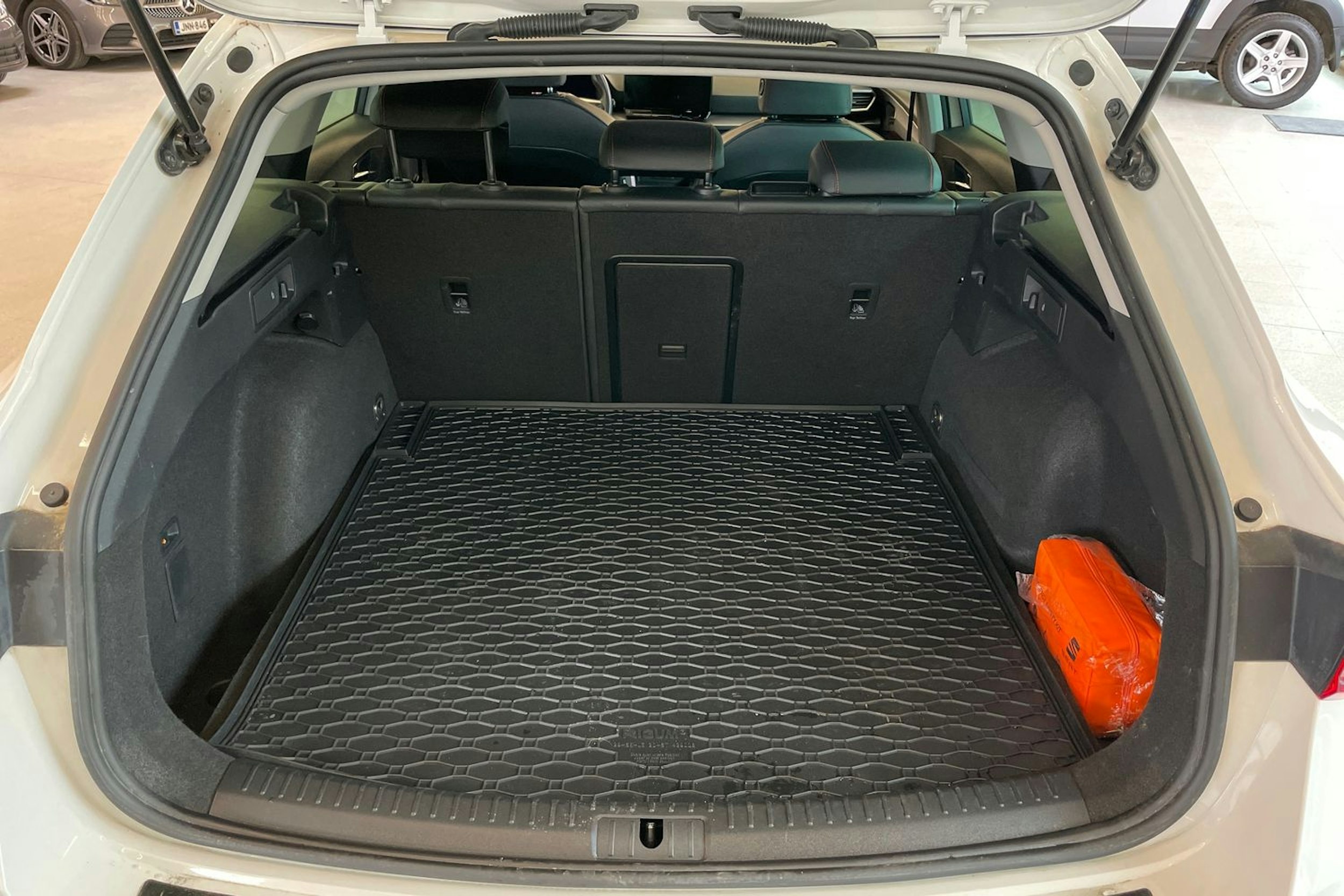 valkoinen SEAT Leon Sportstourer 2021 kuva 25.