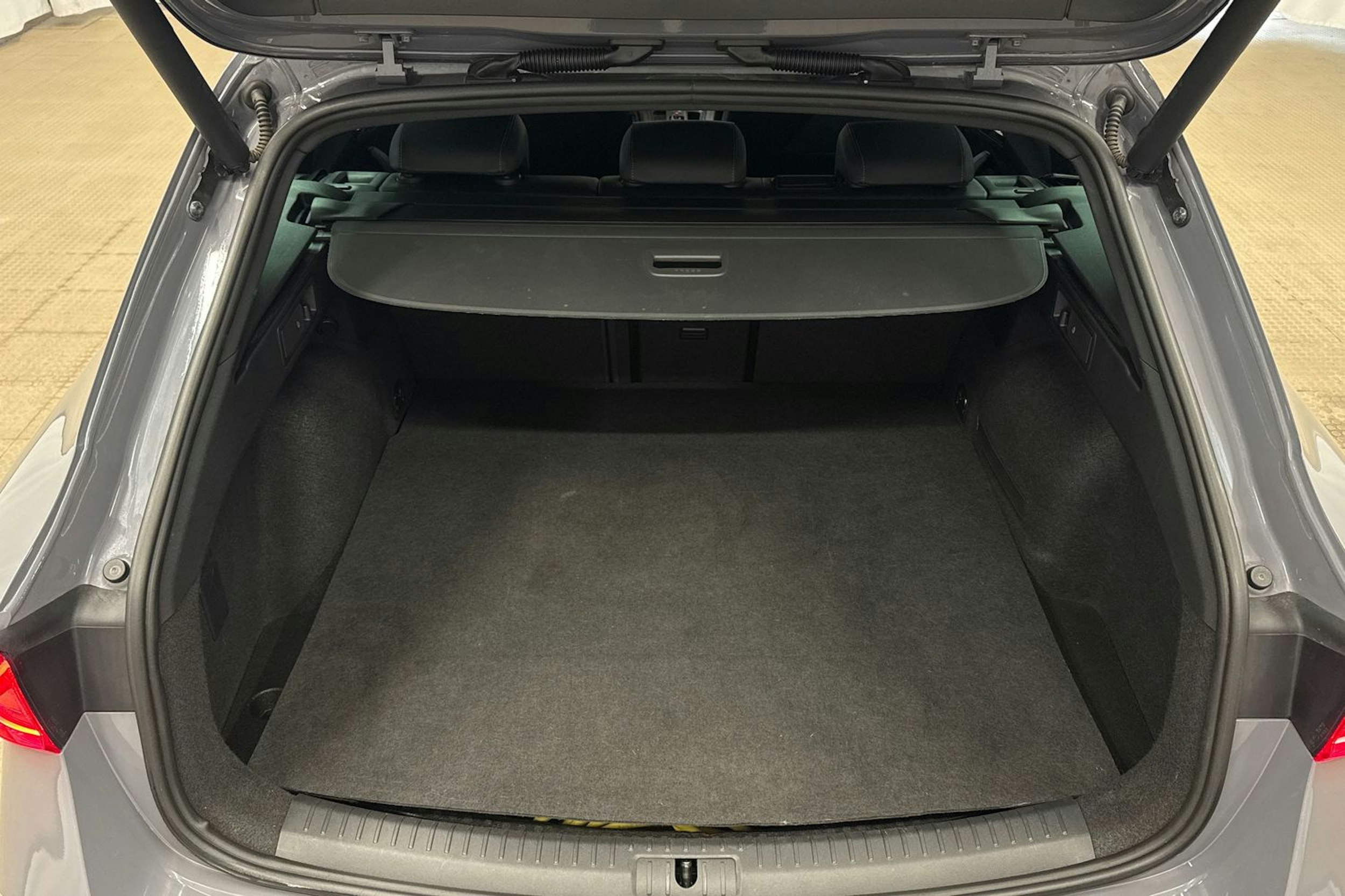 harmaa SEAT Leon Sportstourer 2021 kuva 32.