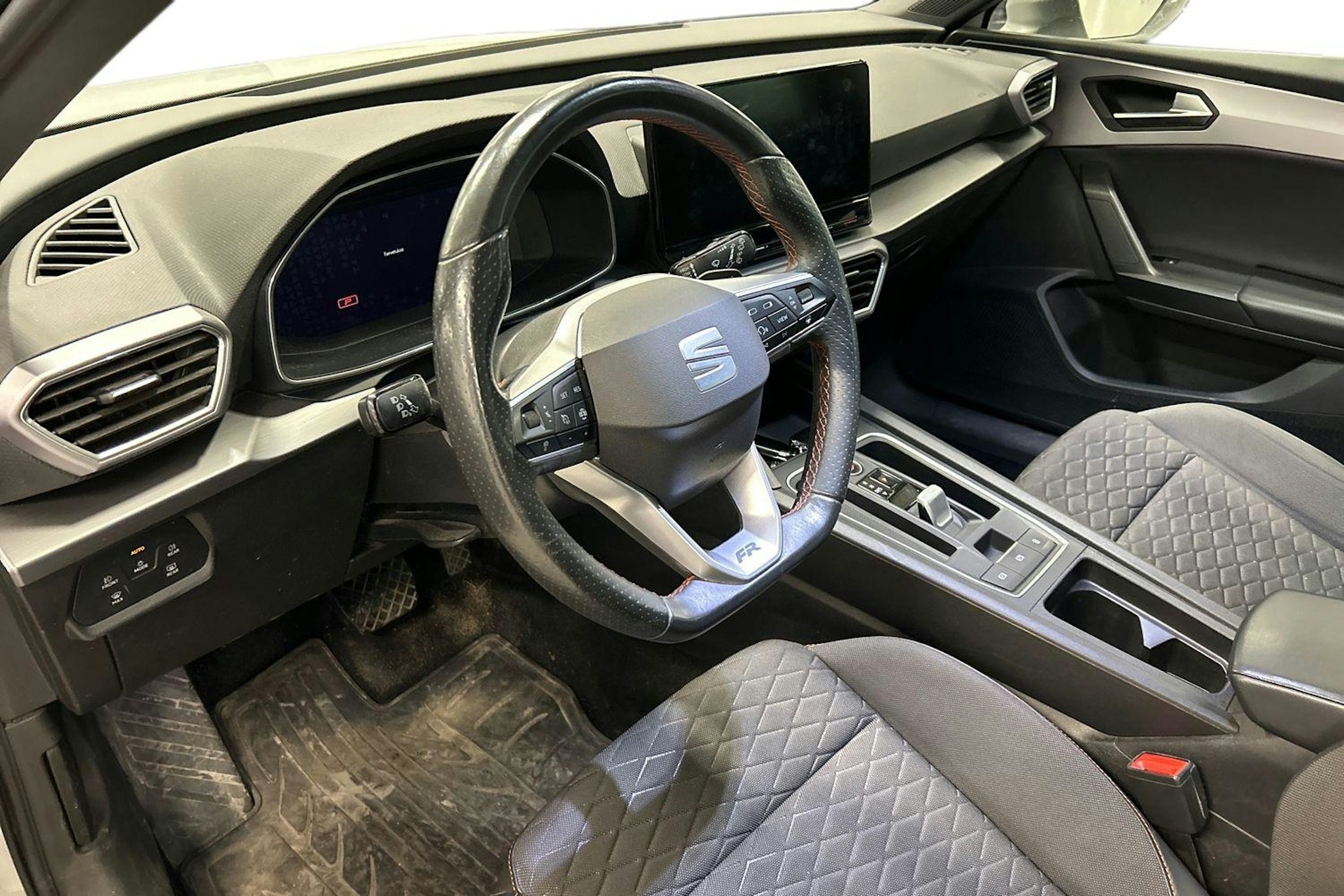 valkoinen SEAT Leon Sportstourer 2021 kuva 3.